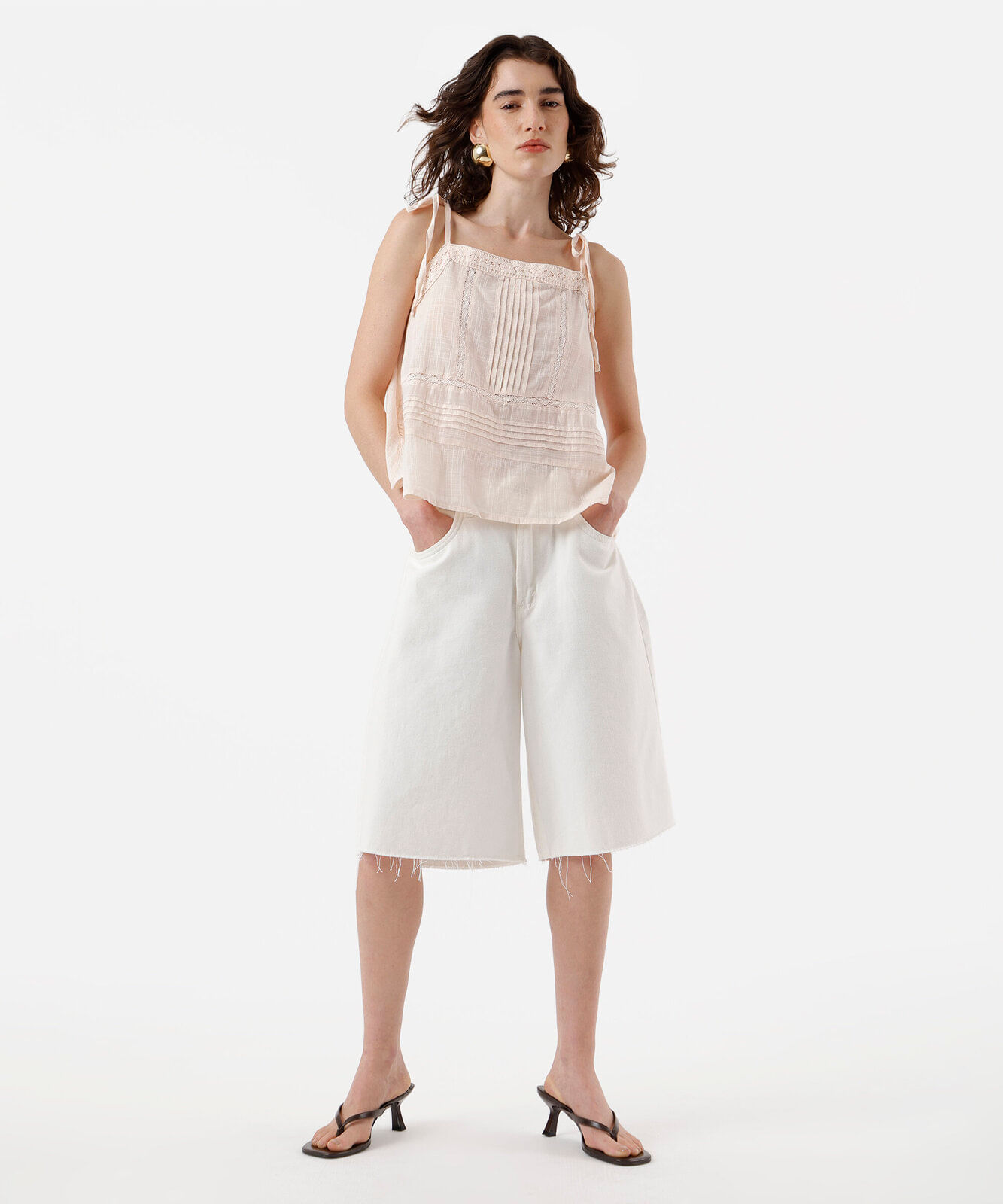 blusa alça fina feminina de algodão com renda e nervuras bege