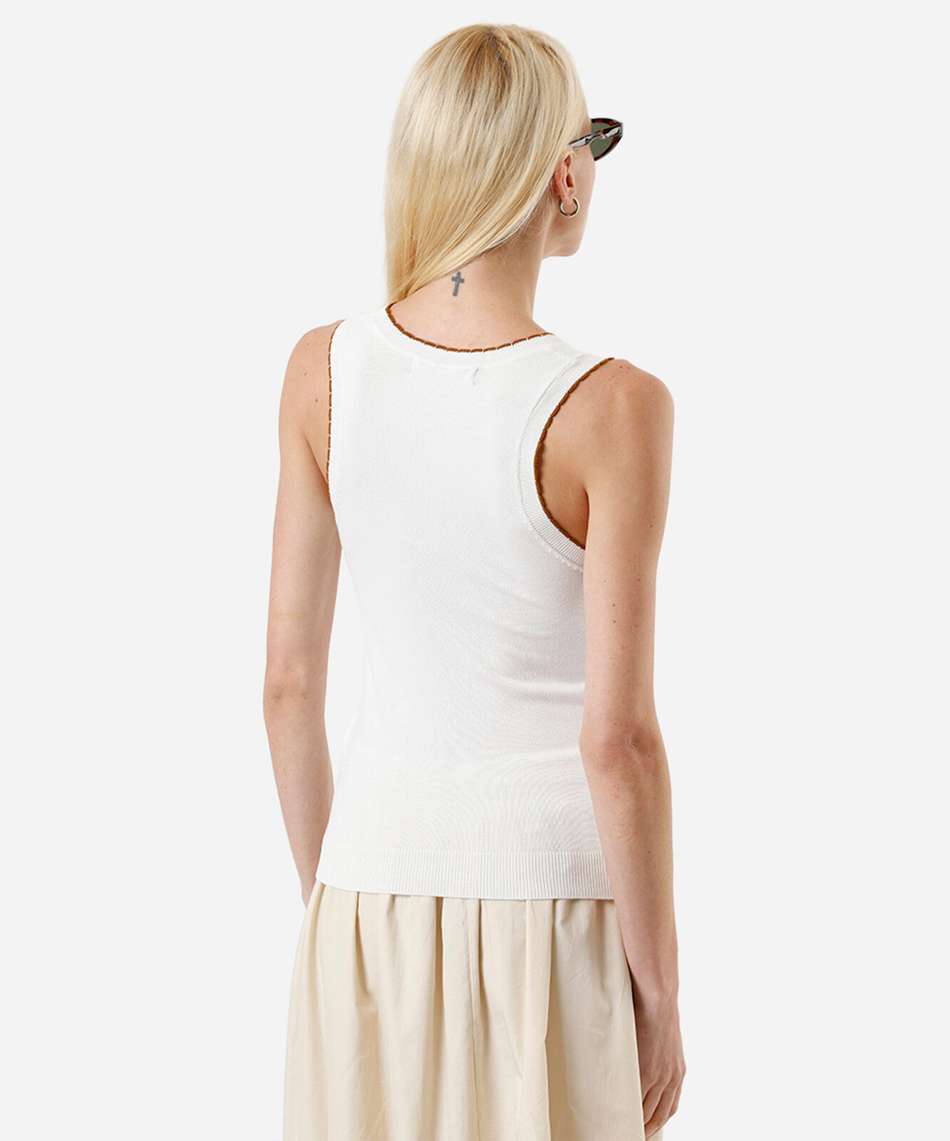 regata feminina de tricot com detalhe off white