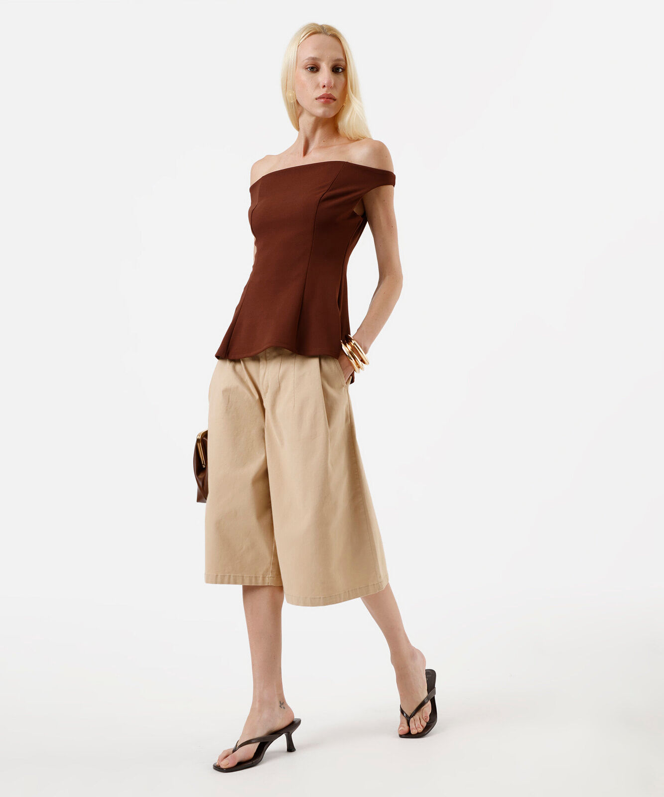 blusa peplum feminina ombro a ombro com recortes marrom