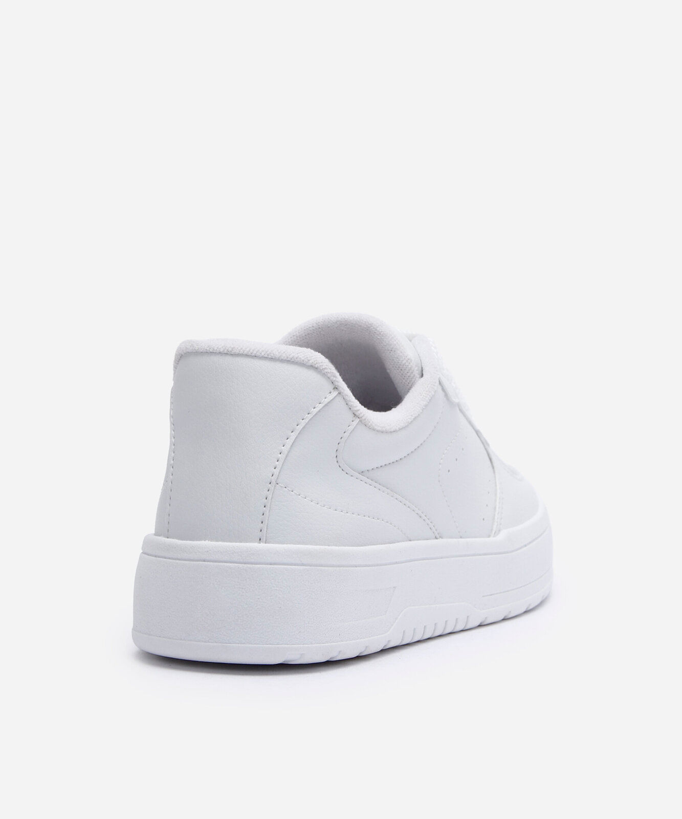tênis casual com recortes branco