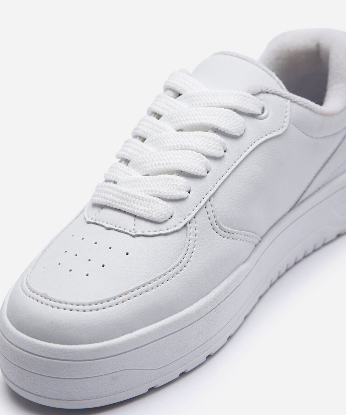 tênis casual com recortes branco
