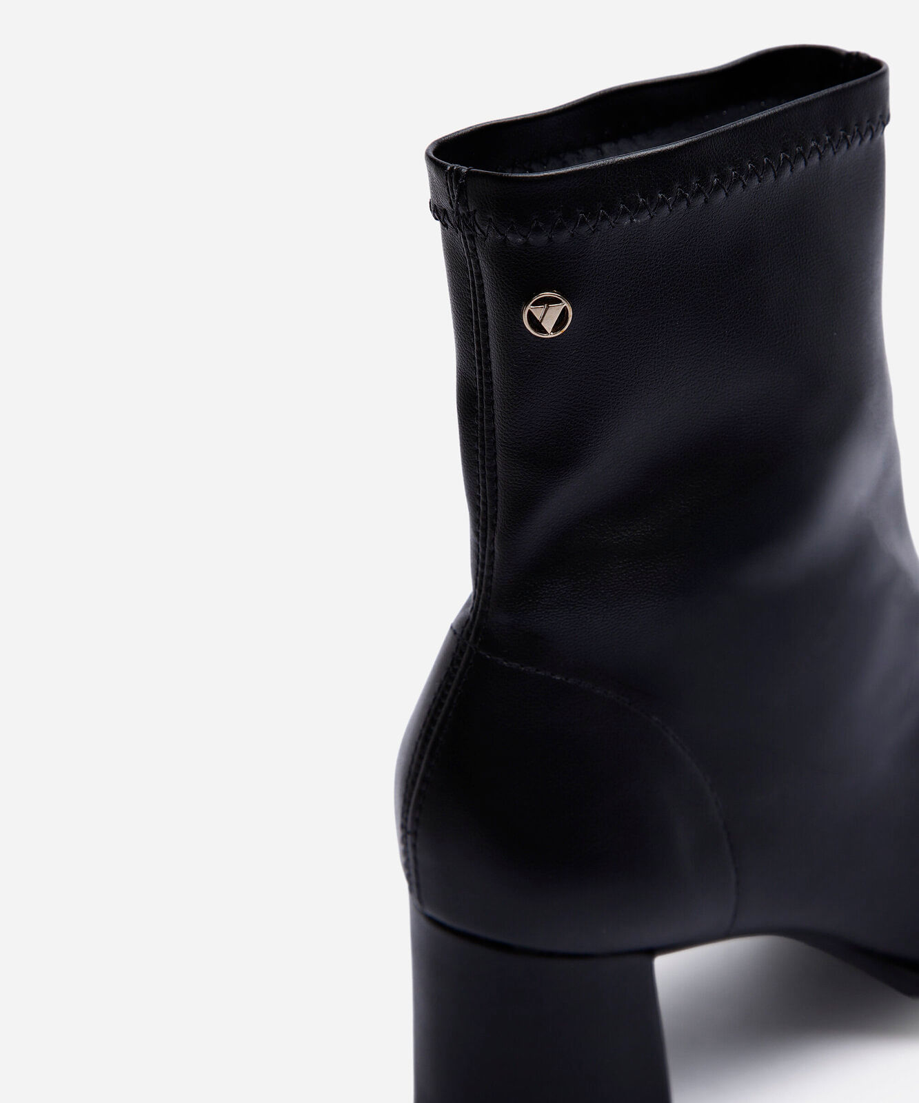 bota cano médio via uno preta