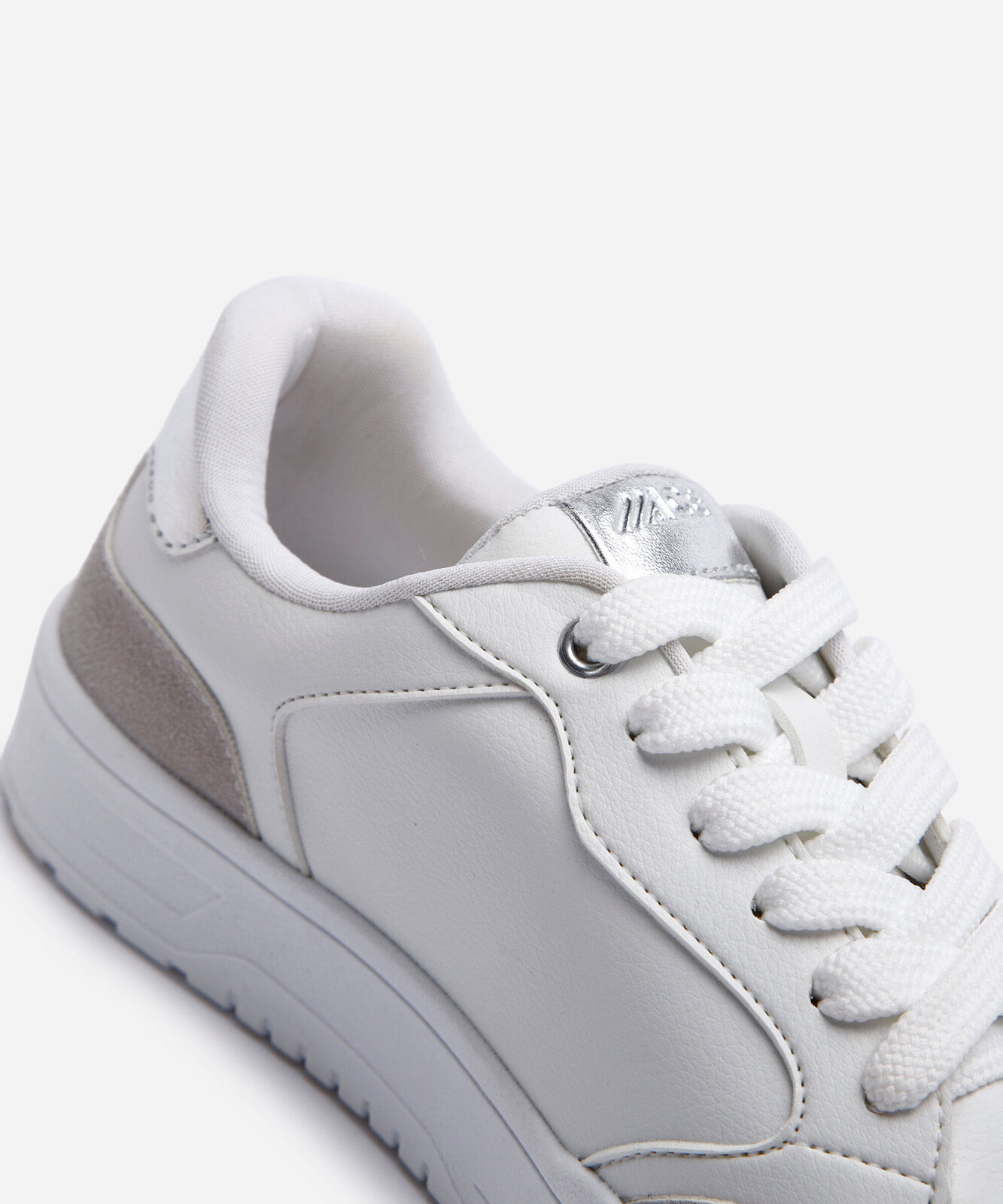 tênis casual feminino com recortes branco