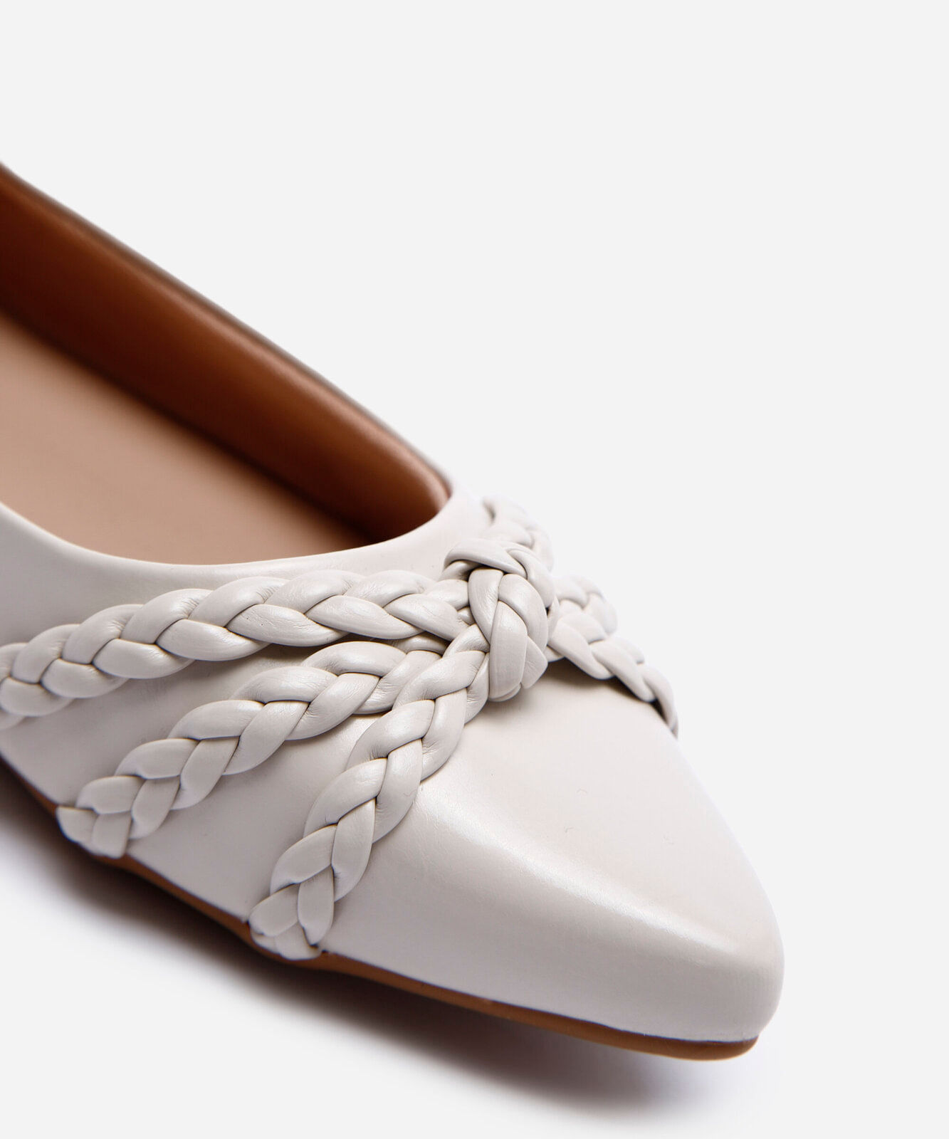 sapatilha bico fino trançada off white