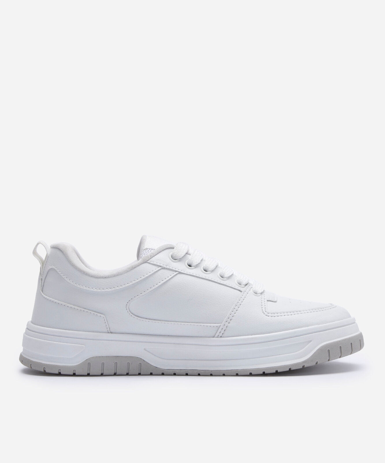 tênis casual com recortes branco