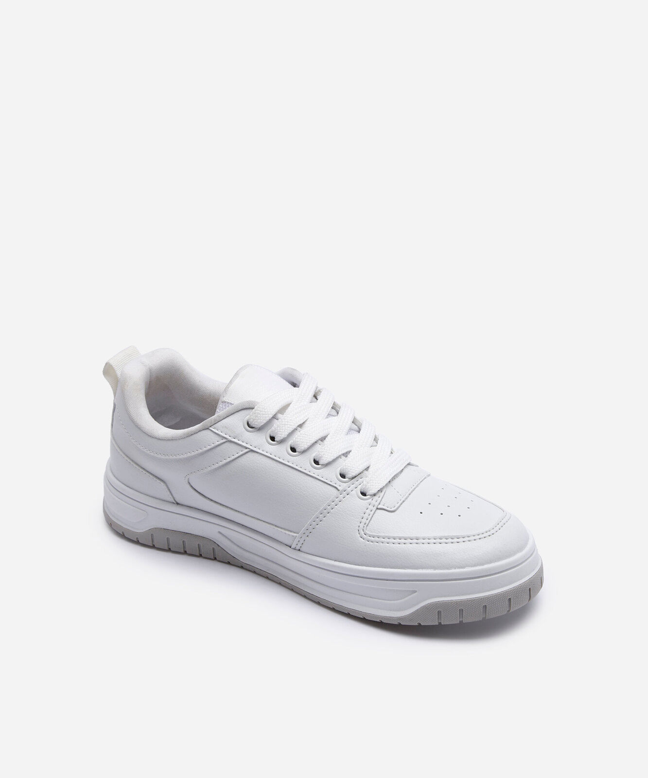 tênis casual com recortes branco