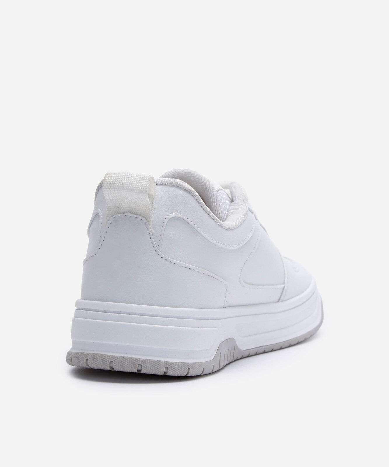 tênis casual com recortes branco