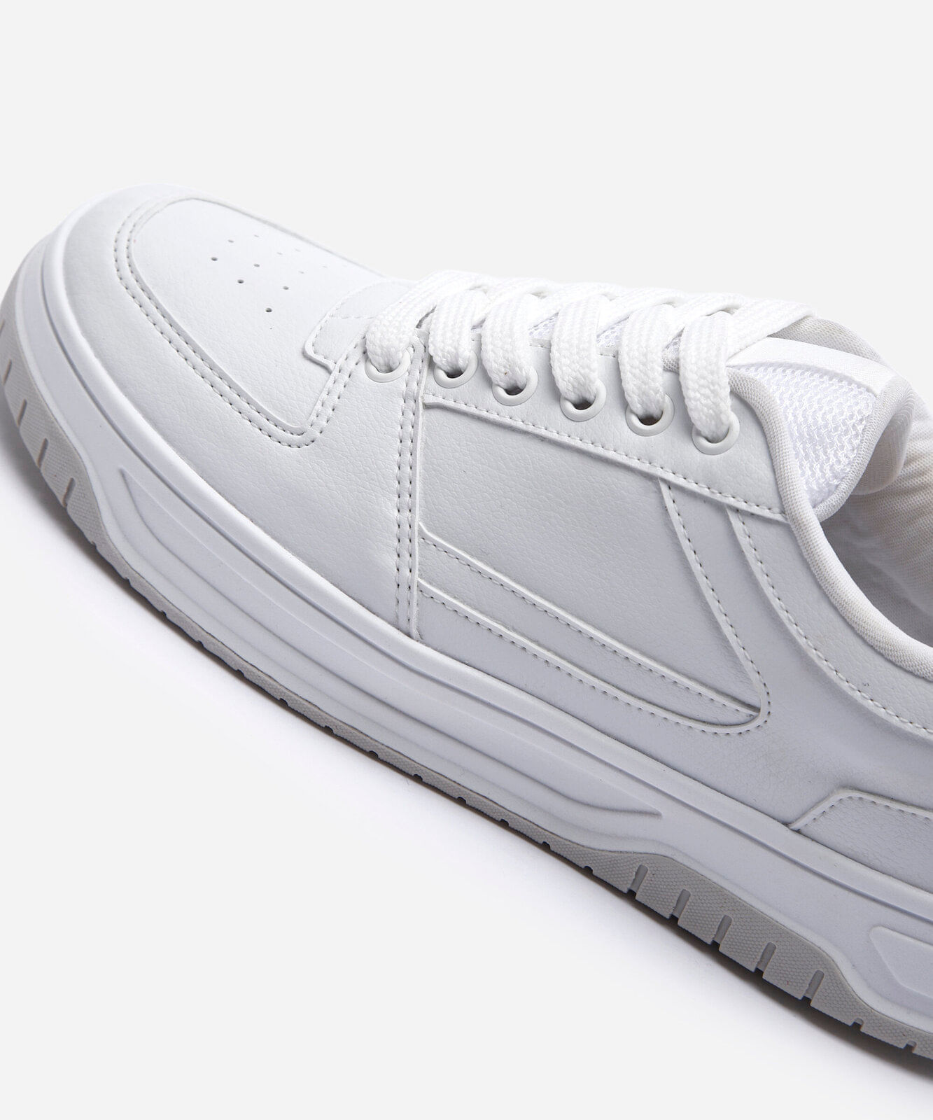 tênis casual com recortes branco