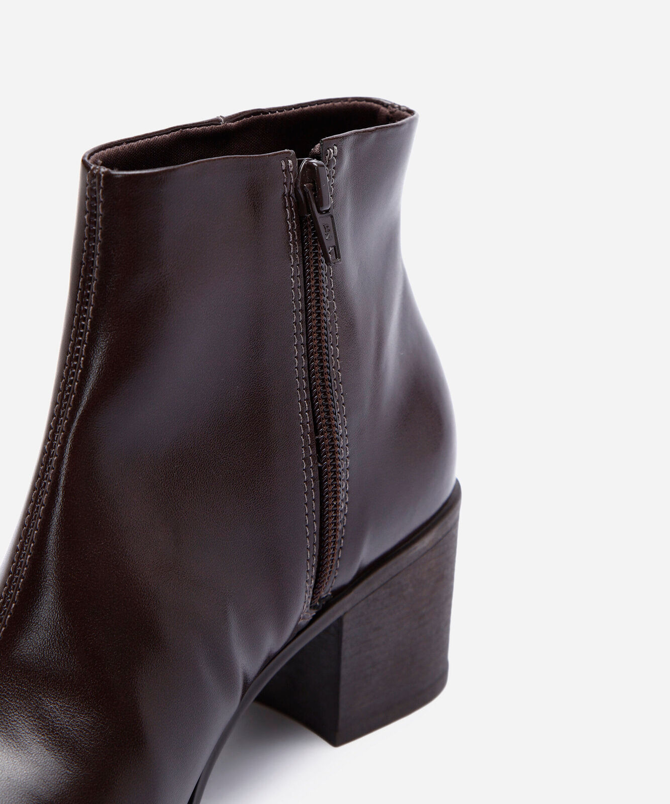 bota western cano curto bico fino marrom