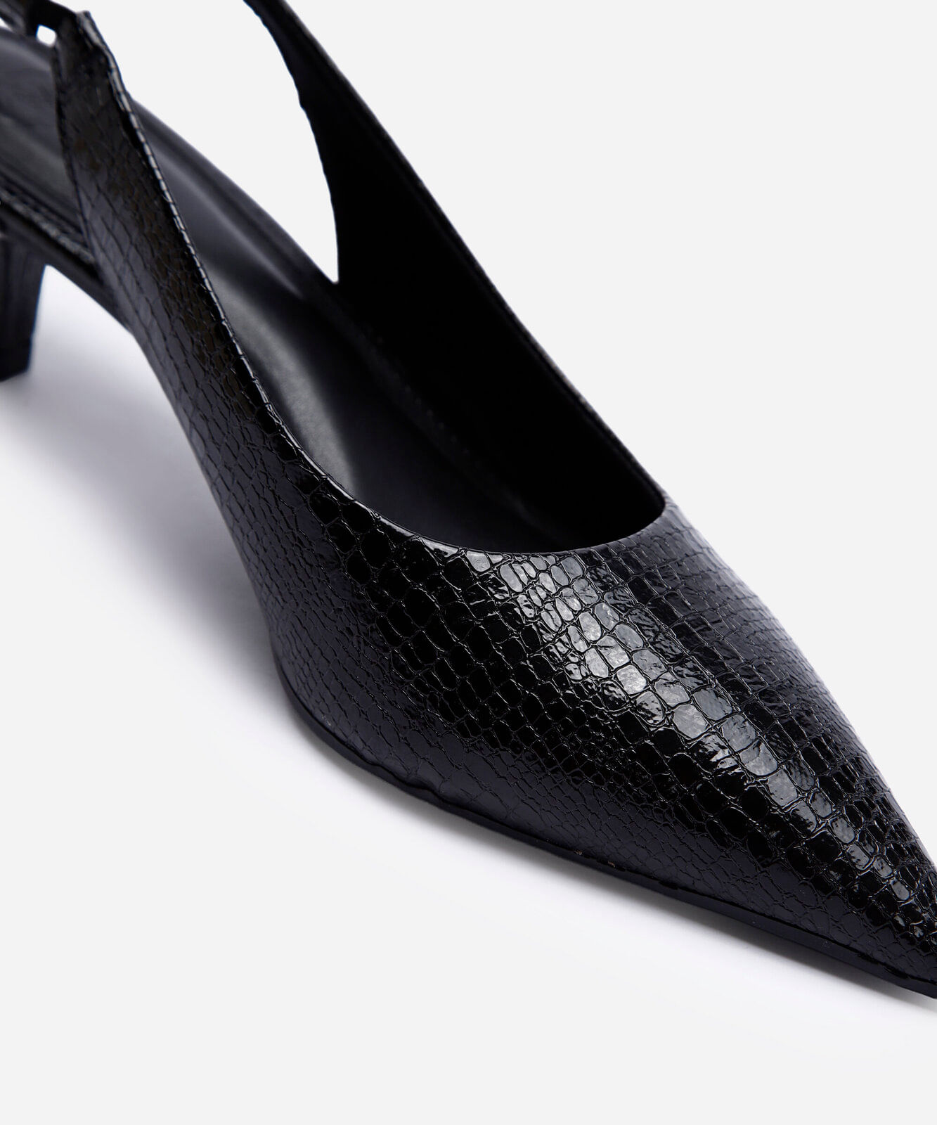 scarpin bico fino salto fino croco preto
