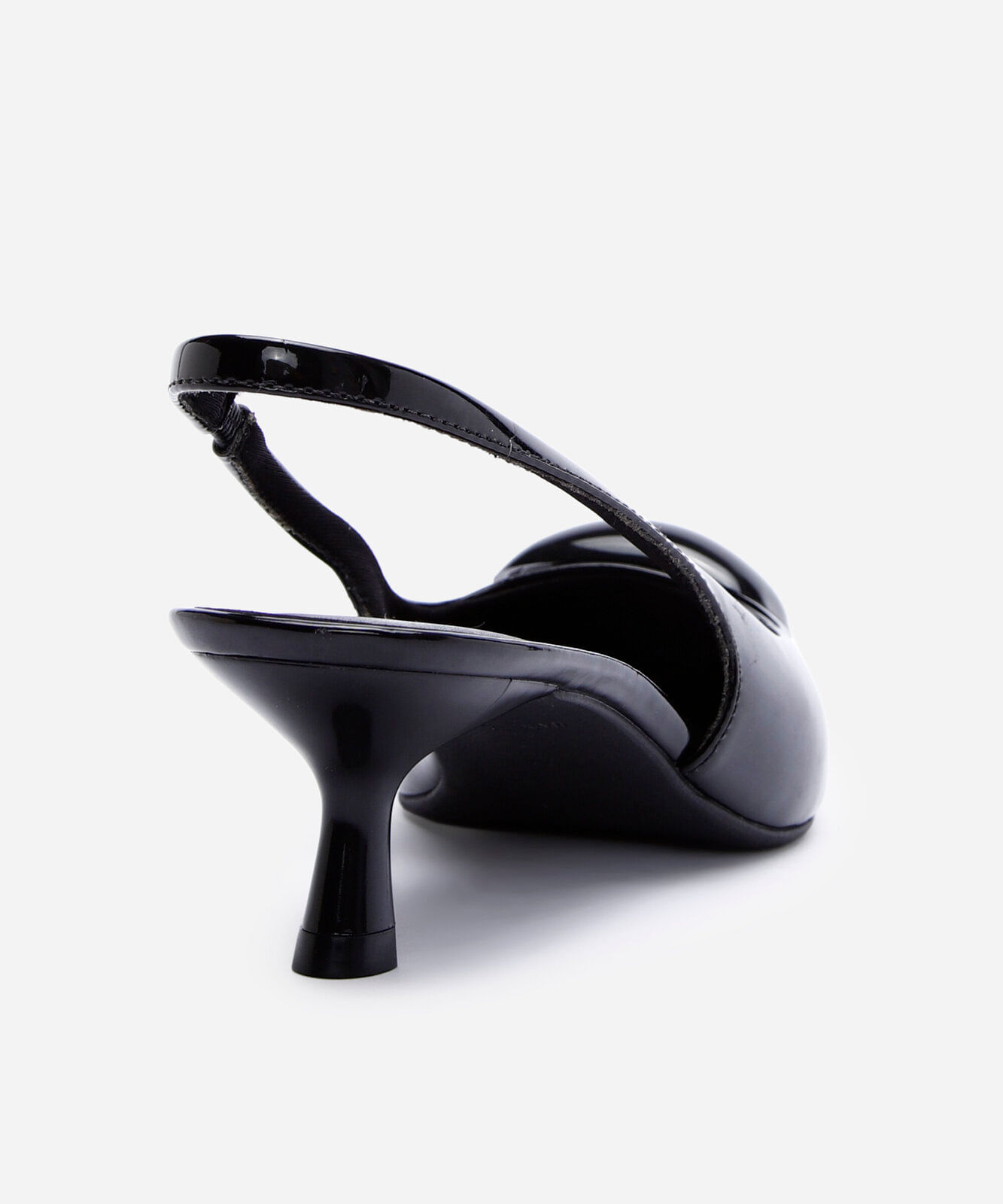 scarpin bico fino salto fino preto