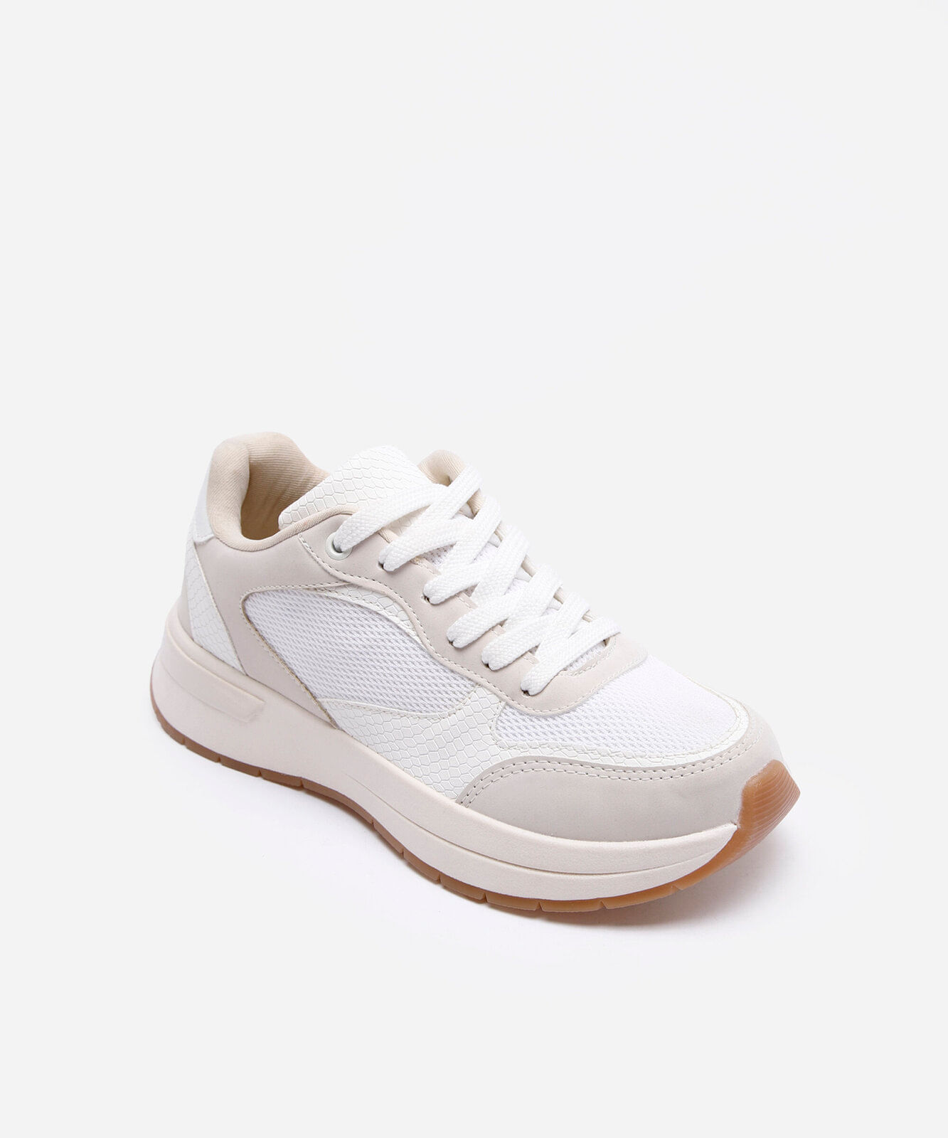 tênis jogging com recortes branco