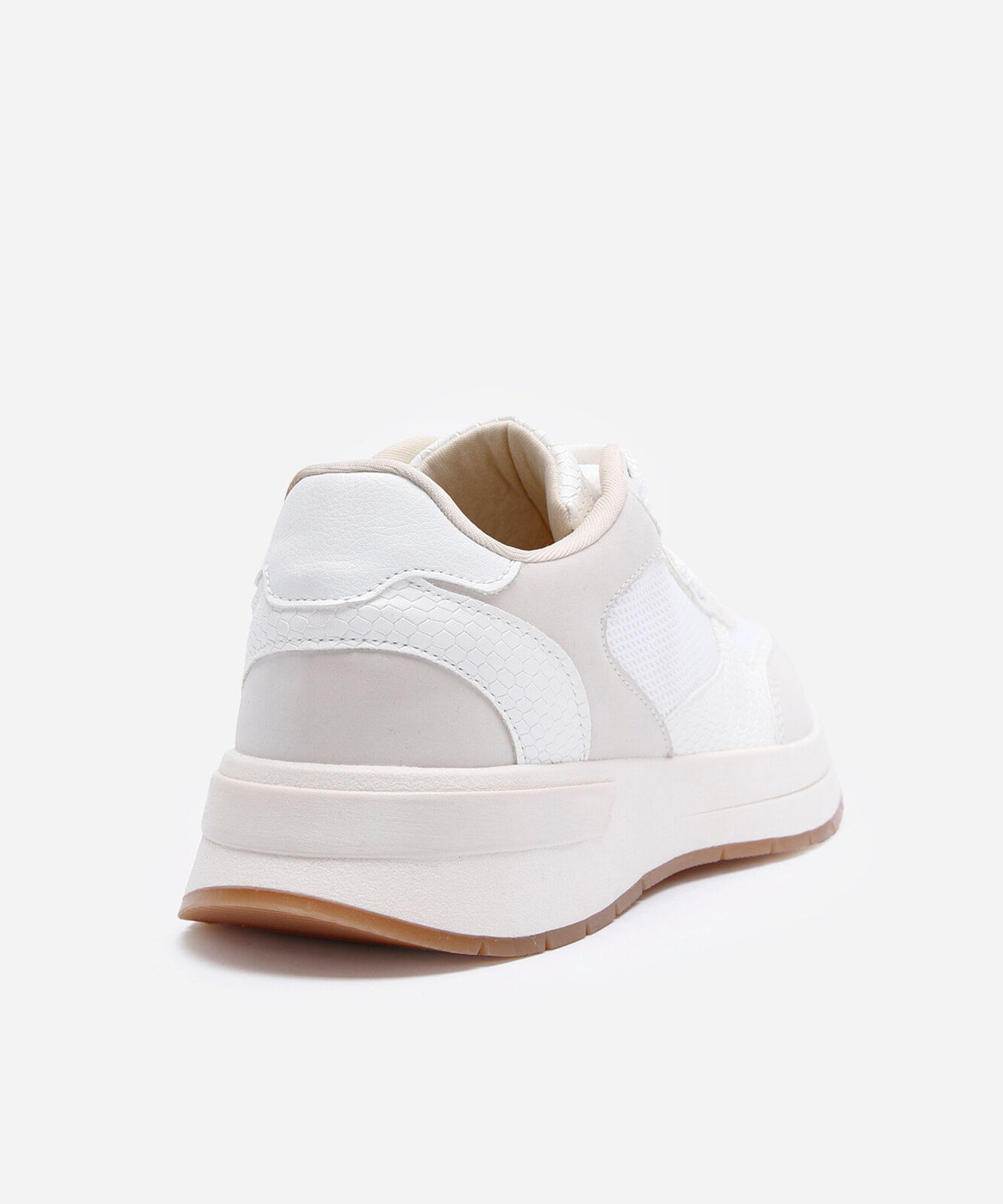 tênis jogging com recortes branco