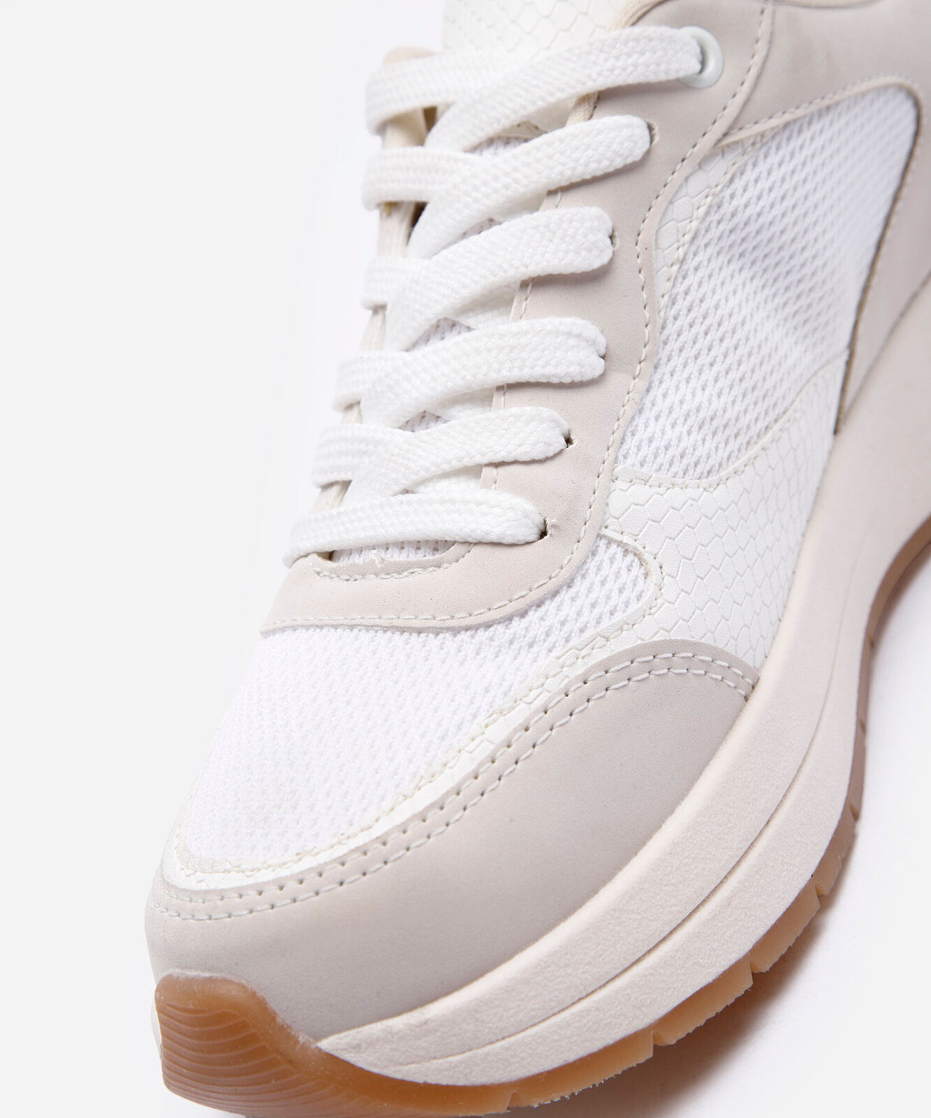 tênis jogging com recortes branco