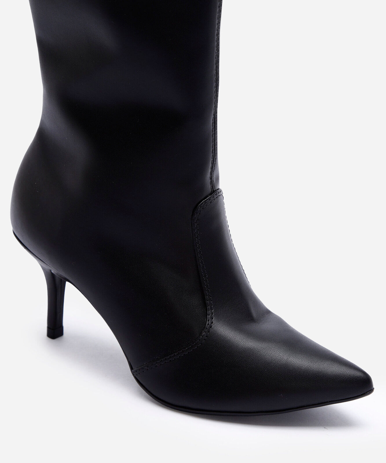 bota cano alto com salto fino preto