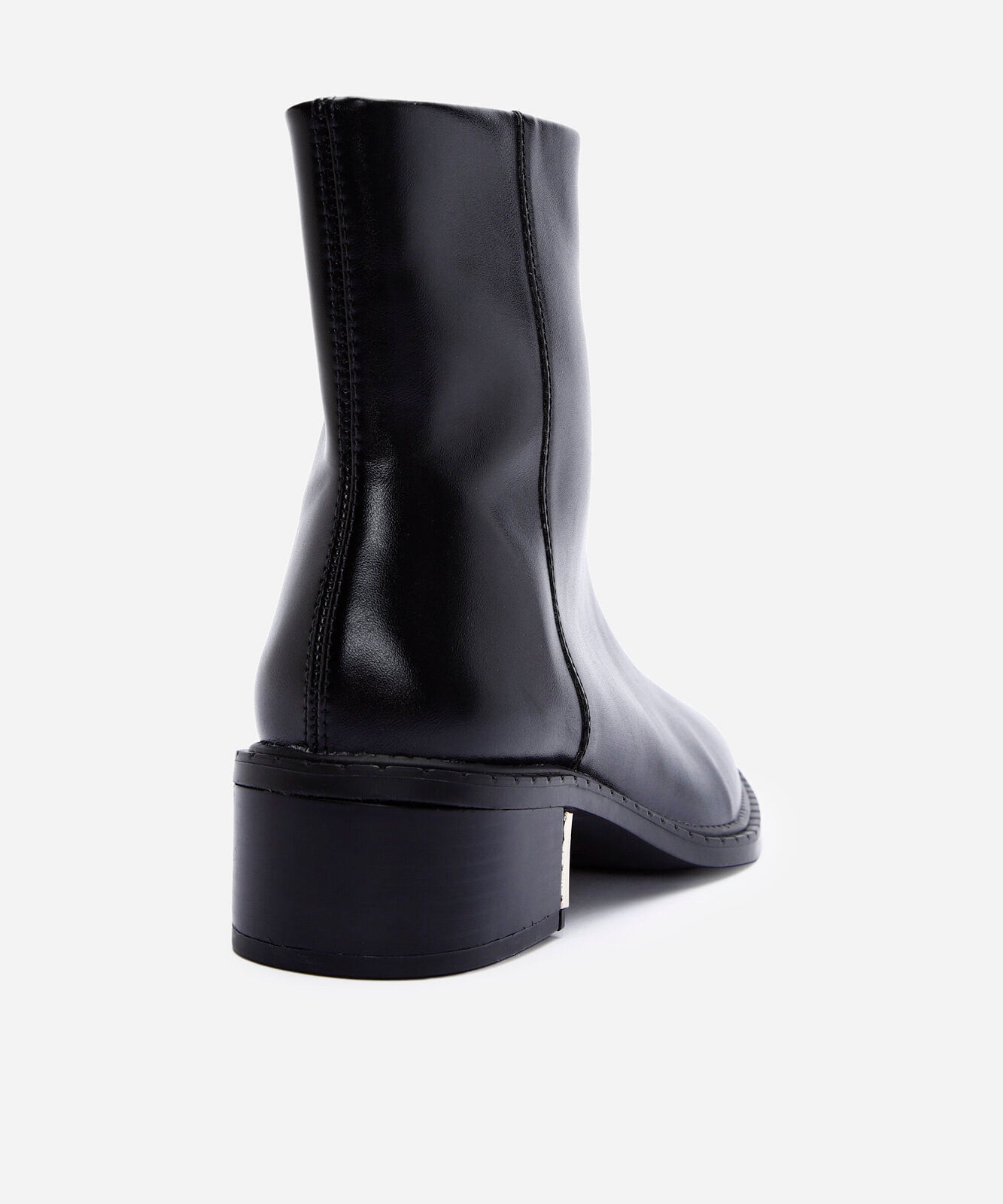 bota cano curto feminina com detalhe metalizado preto