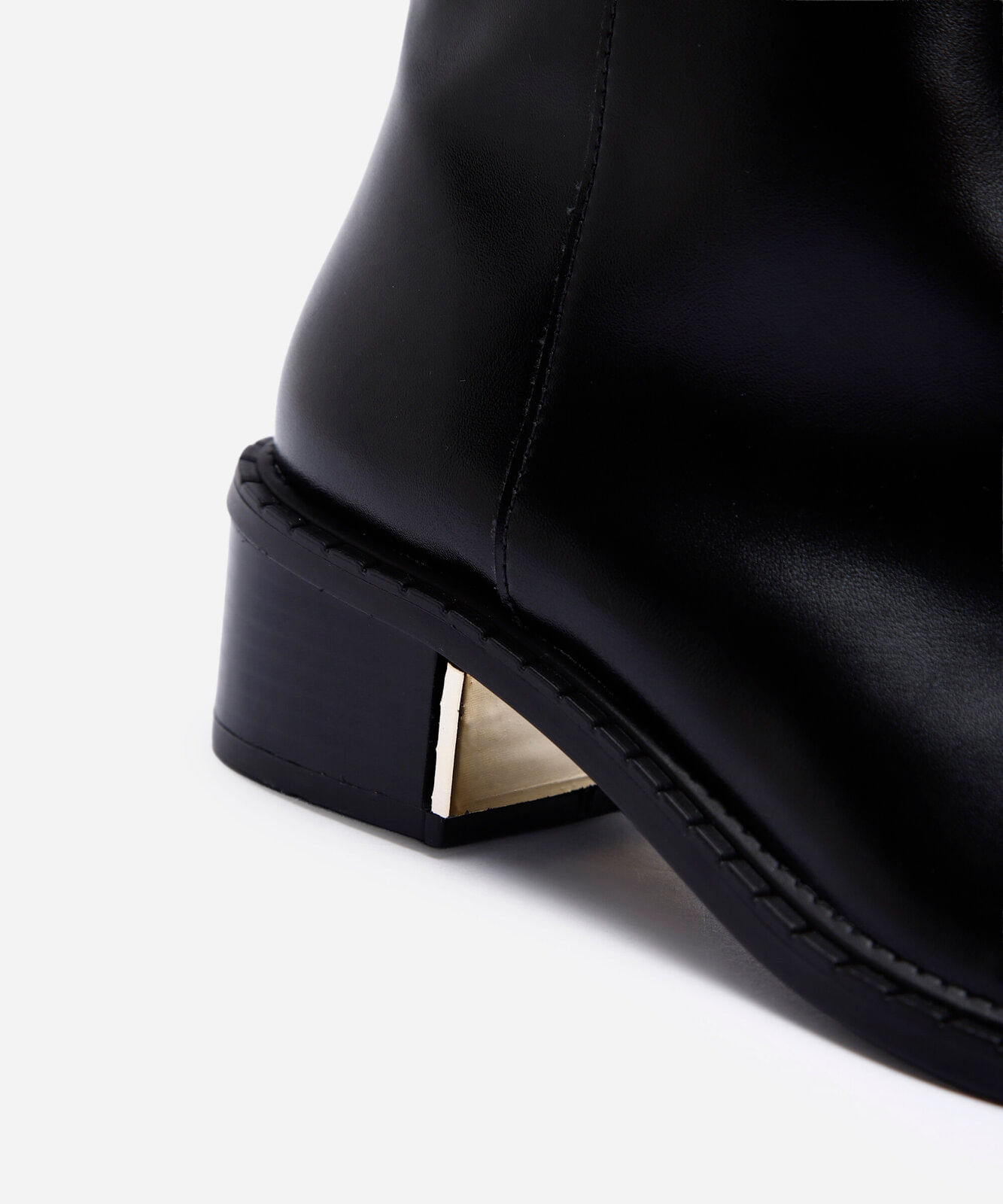 bota cano curto feminina com detalhe metalizado preto