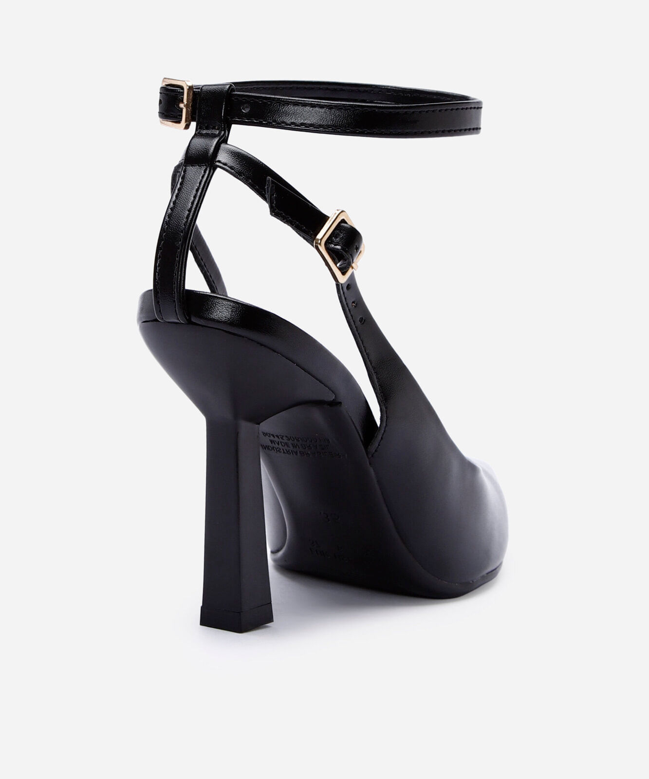 scarpin bico fino salto alto verniz oneself preto
