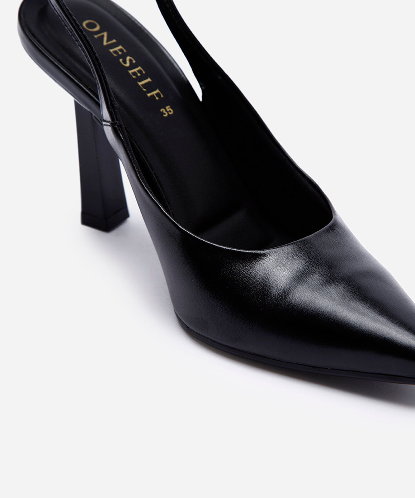 scarpin bico fino salto alto verniz oneself preto