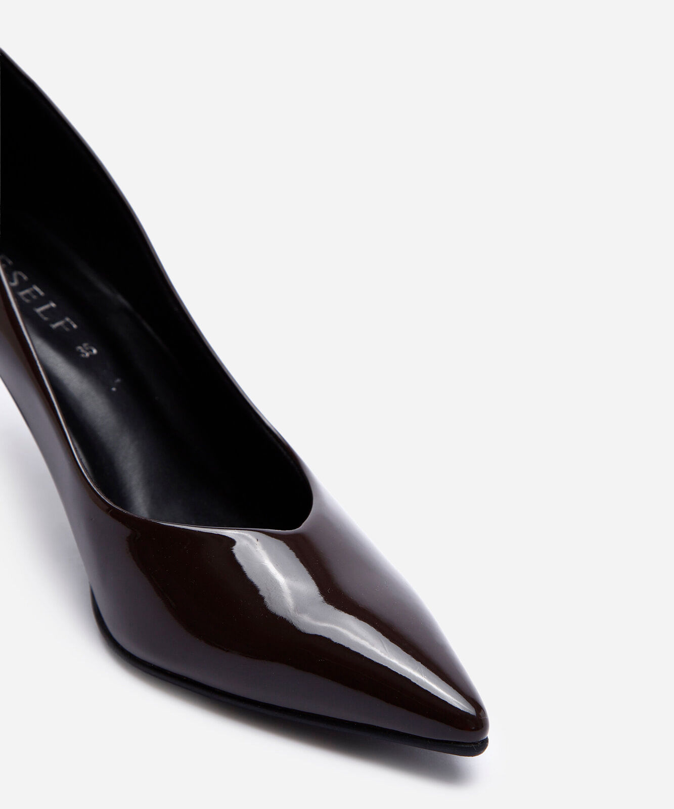 scarpin bico fino envernizado marrom