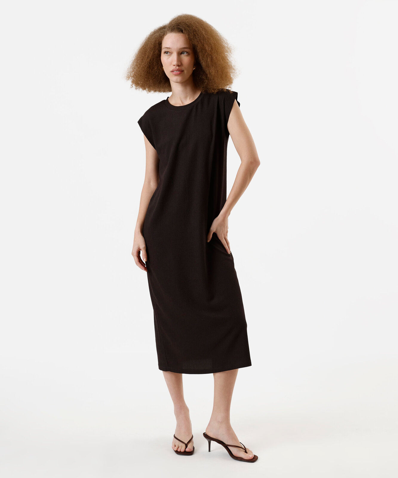 vestido midi feminino muscle tee texturizado marrom