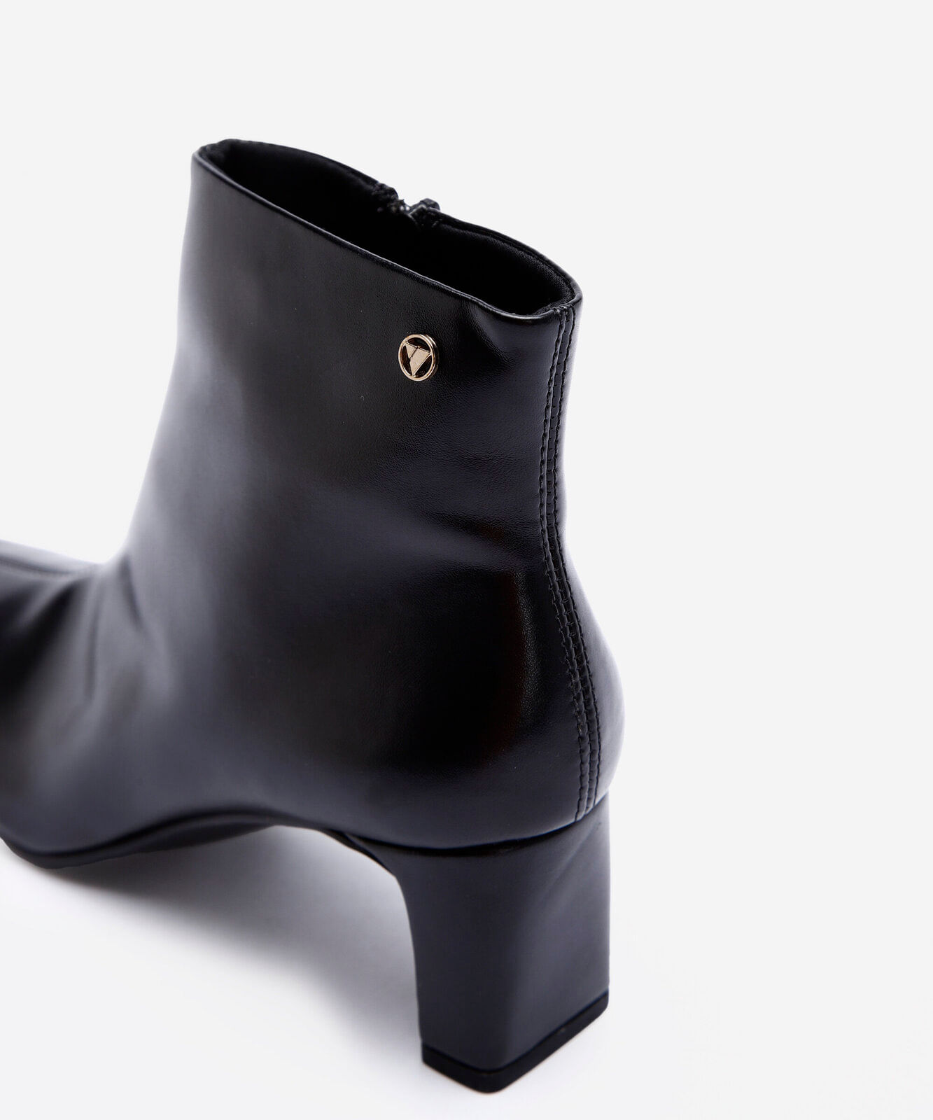 bota cano curto bico fino salto grosso via uno preta