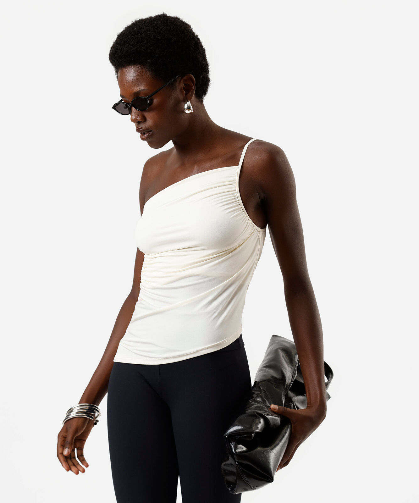blusa ombro único feminina franzida assimétrica off white