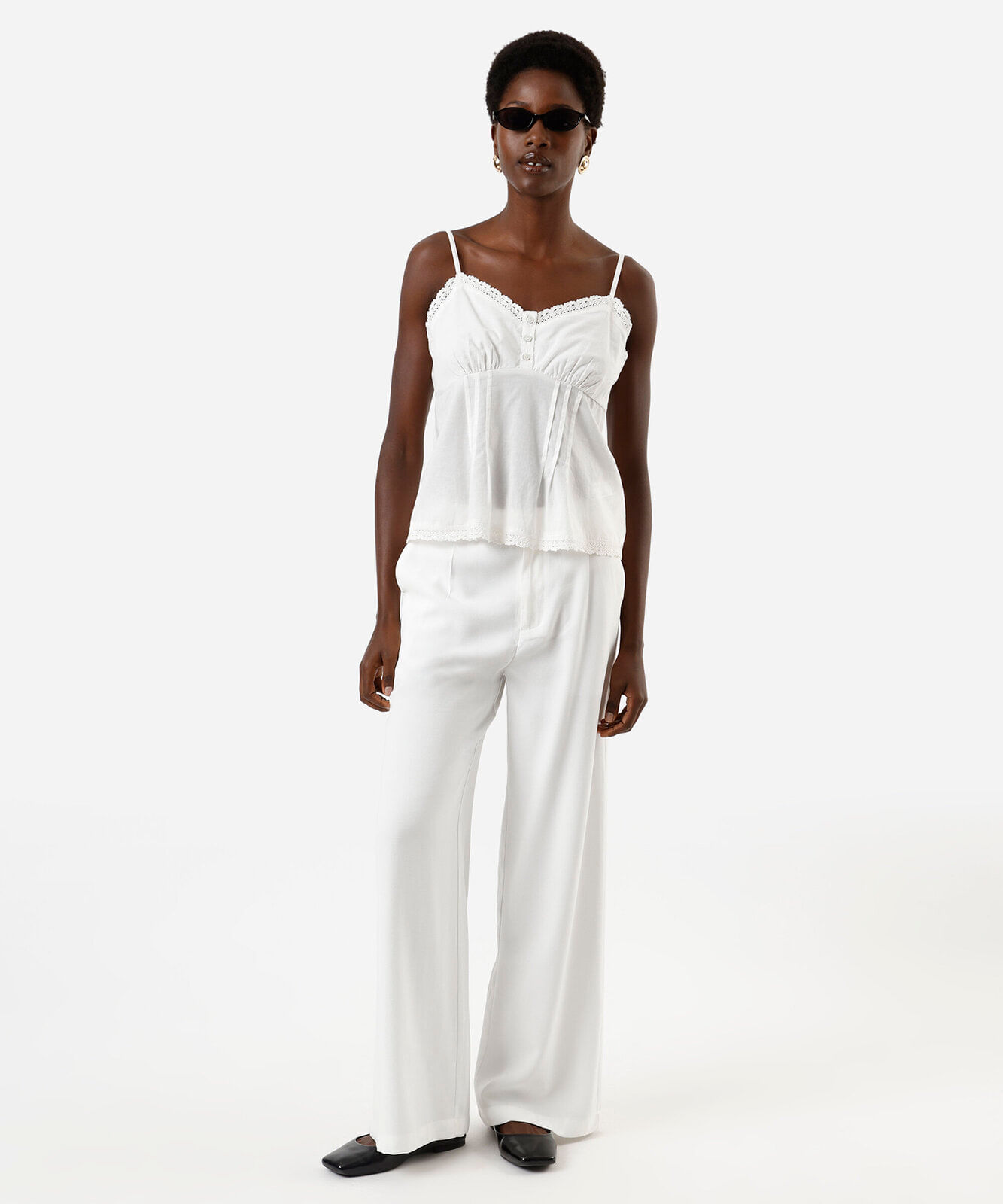 blusa feminina com botões e renda alça fina off white