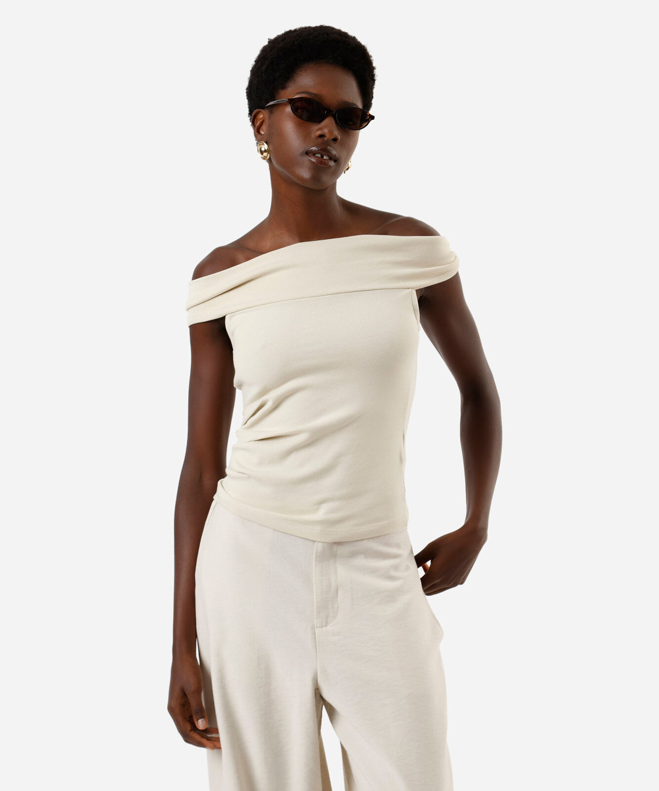 blusa feminina ombro a ombro com detalhe torção bege