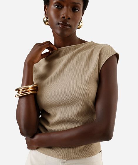 blusa feminina texturizada com pregas laterais marrom