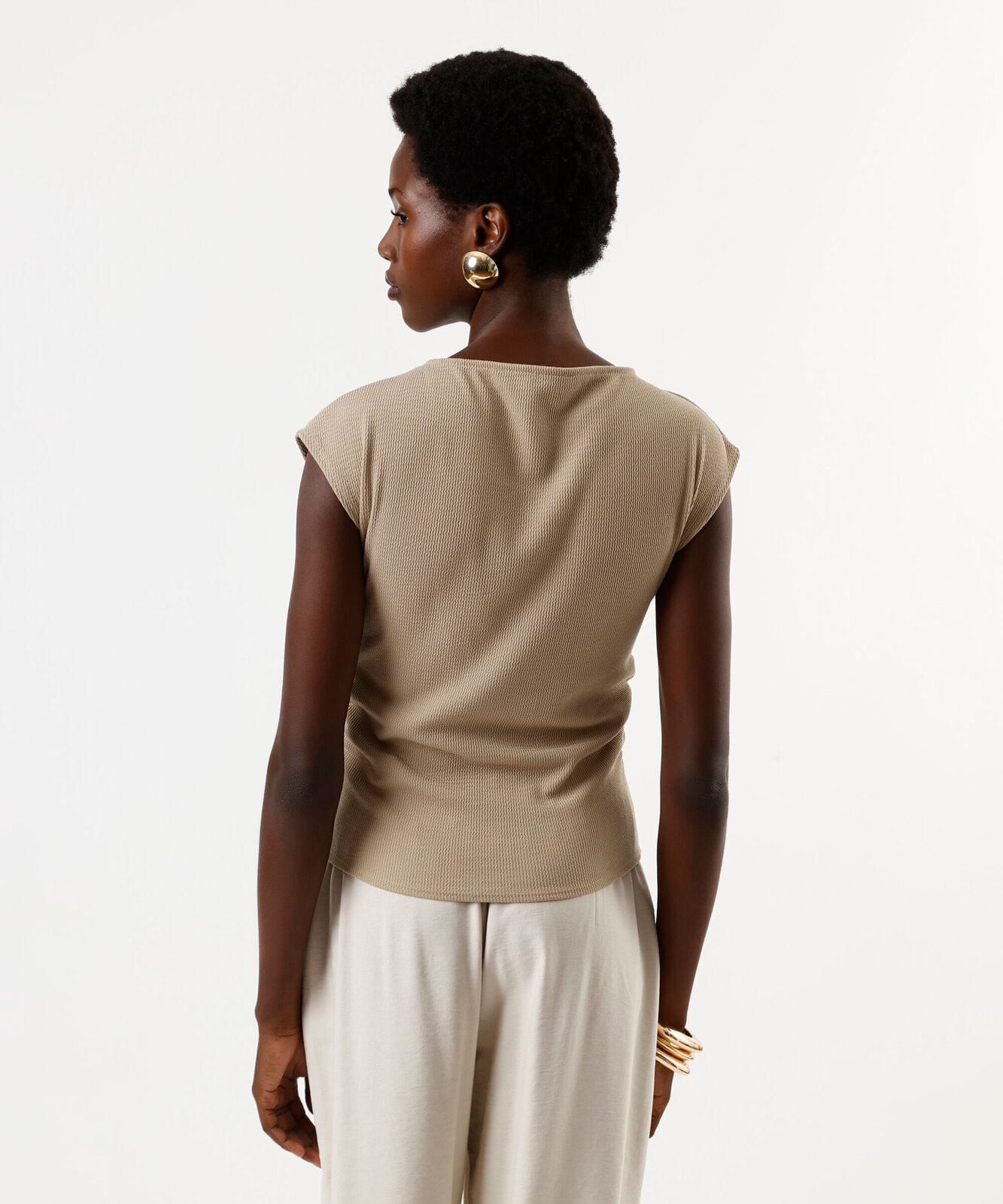 blusa feminina texturizada com pregas laterais marrom