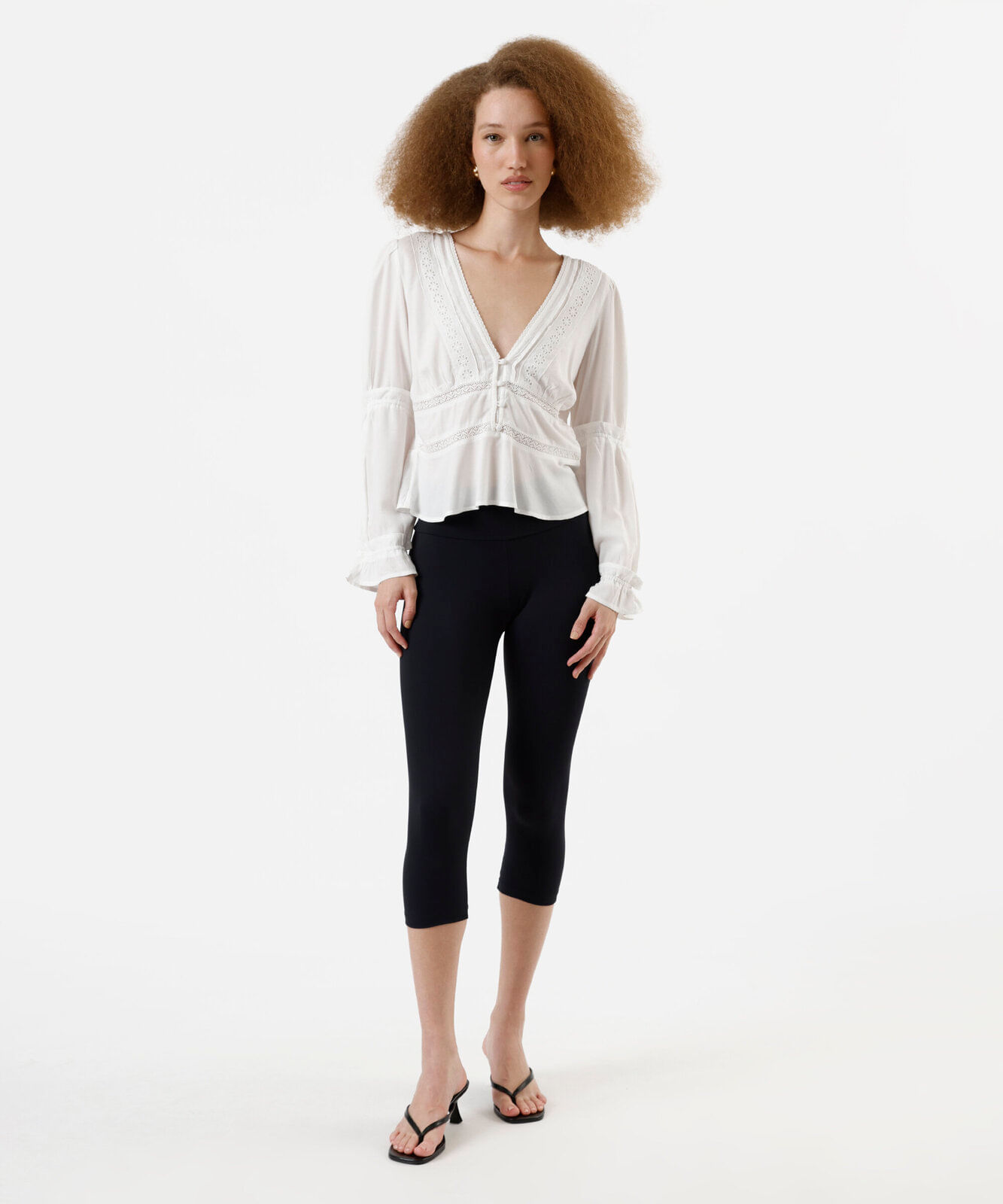 blusa feminina com laise e botões off white