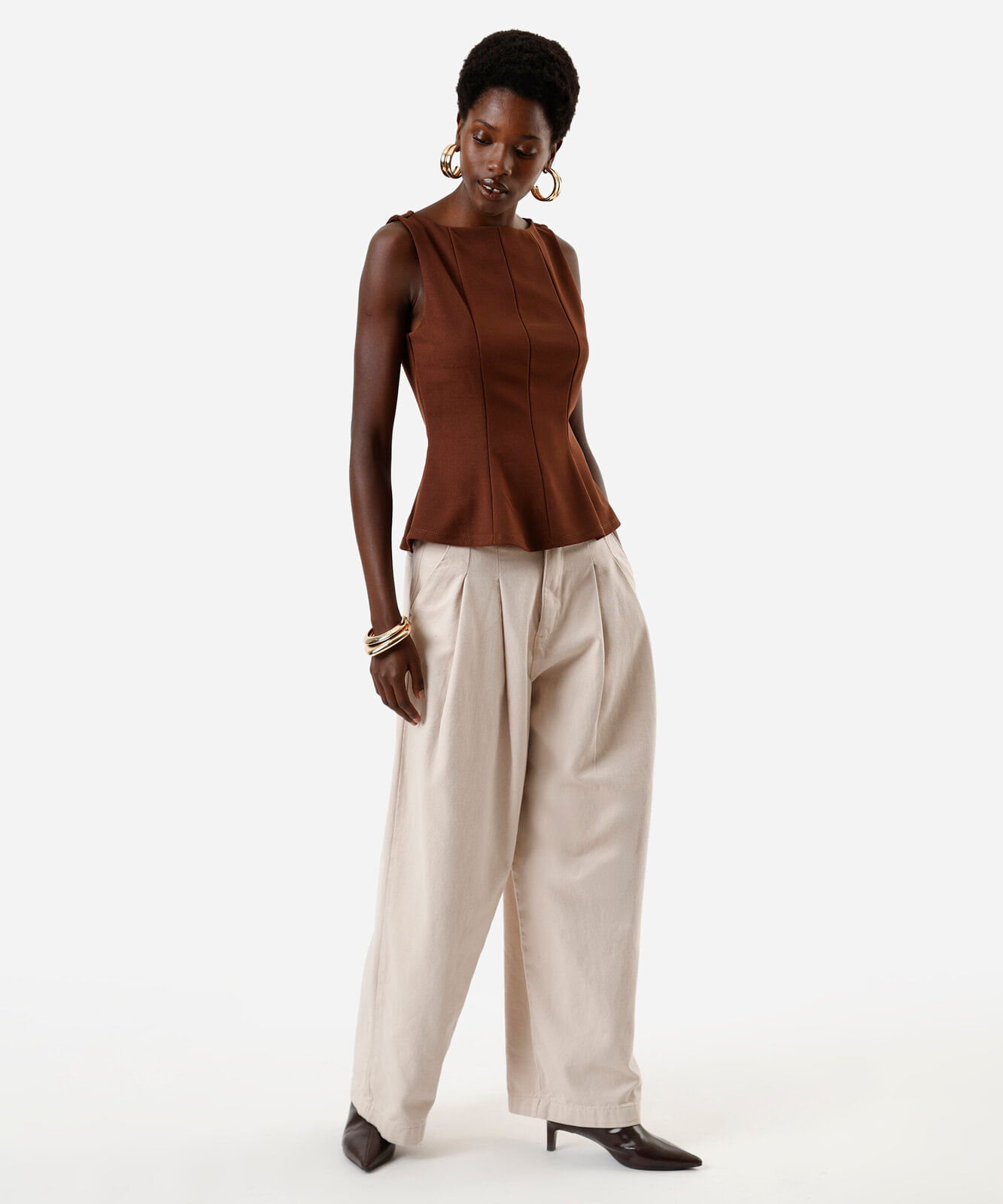 regata feminina peplum com recortes marrom