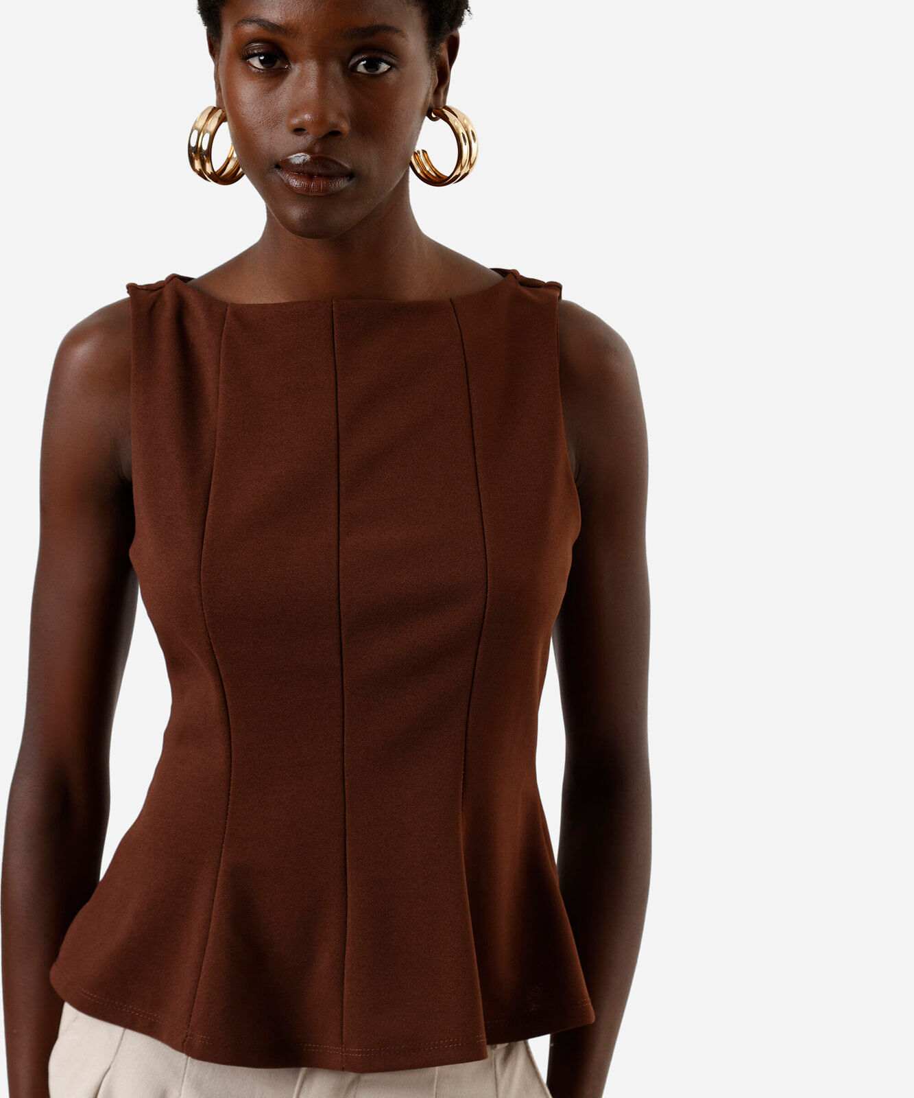 regata feminina peplum com recortes marrom