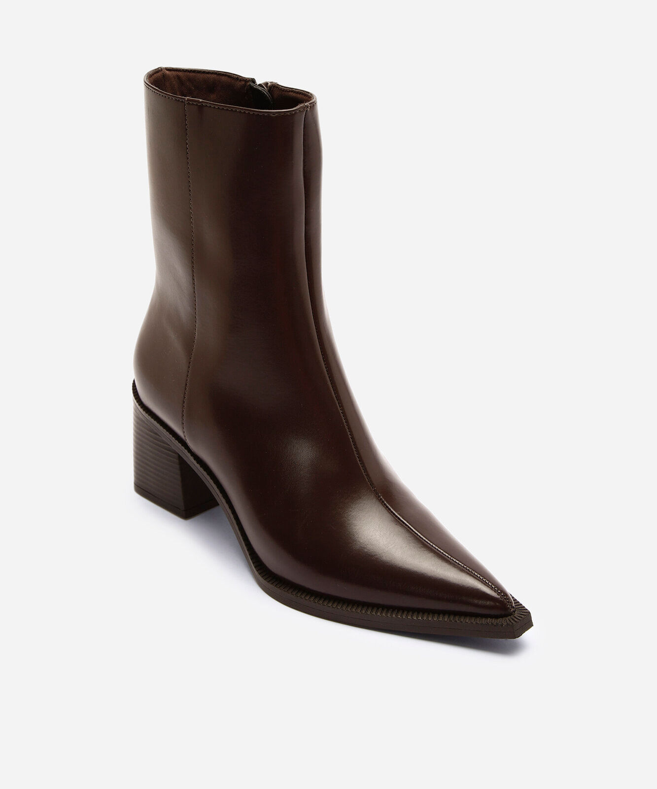 bota cano médio bico fino salto grosso marrom