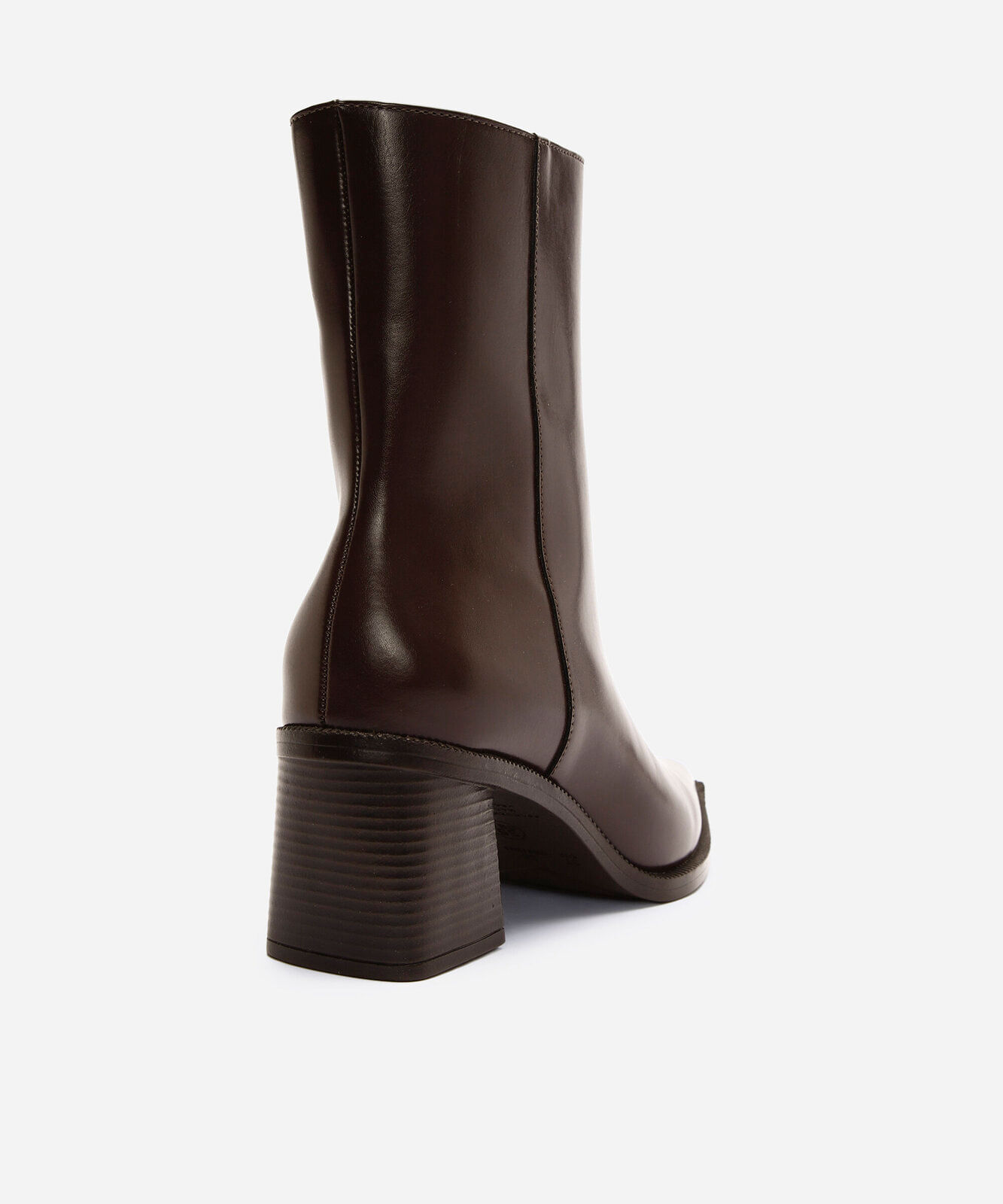 bota cano médio bico fino salto grosso marrom