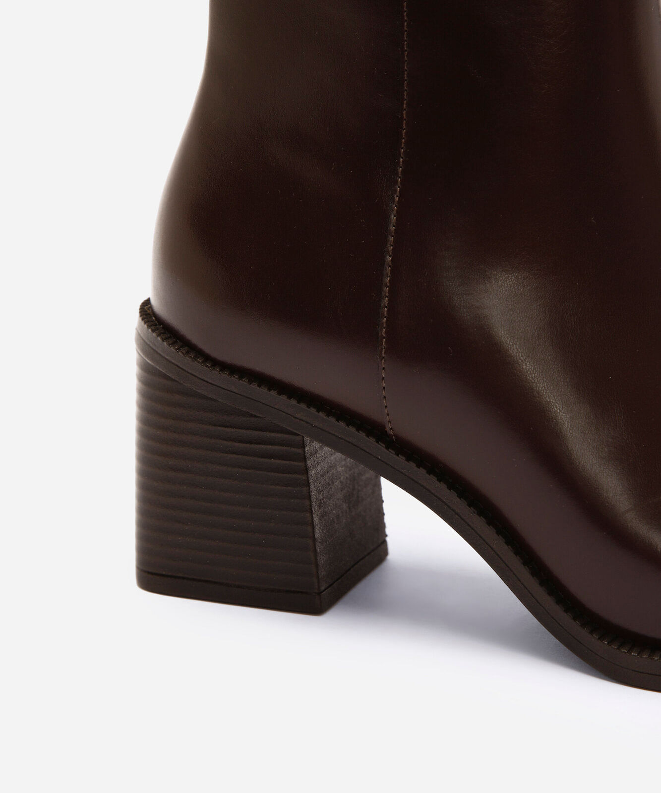 bota cano médio bico fino salto grosso marrom