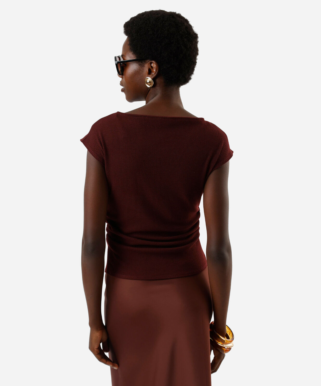 blusa feminina texturizada com pregas laterais vinho