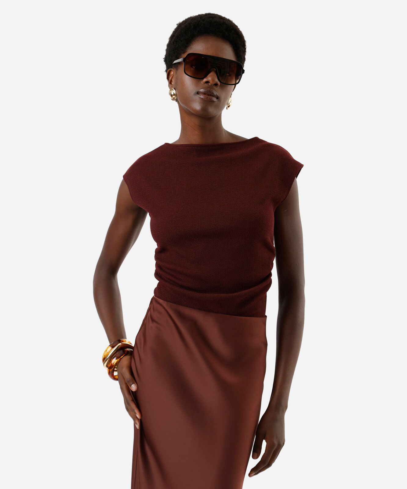 blusa feminina texturizada com pregas laterais vinho