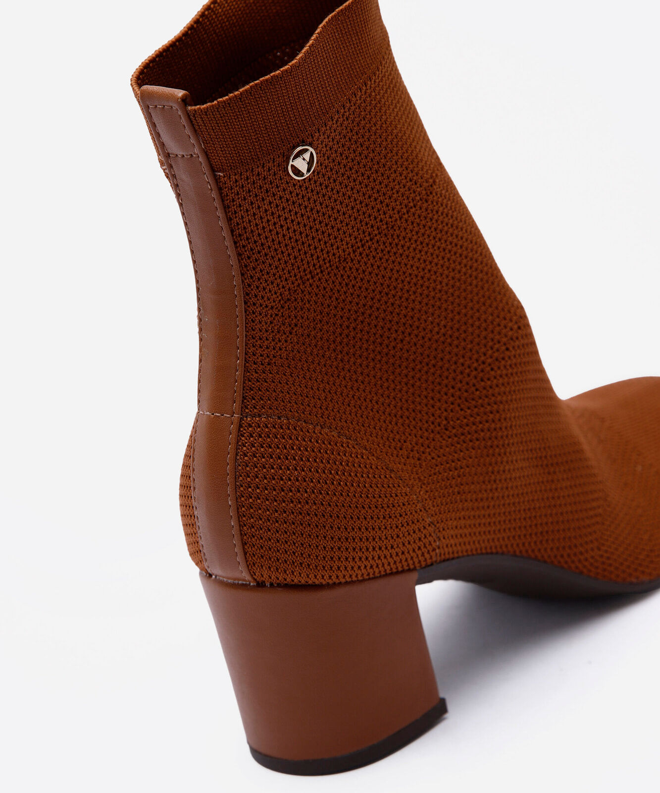 bota knit feminina cano curto e salto bloco marrom