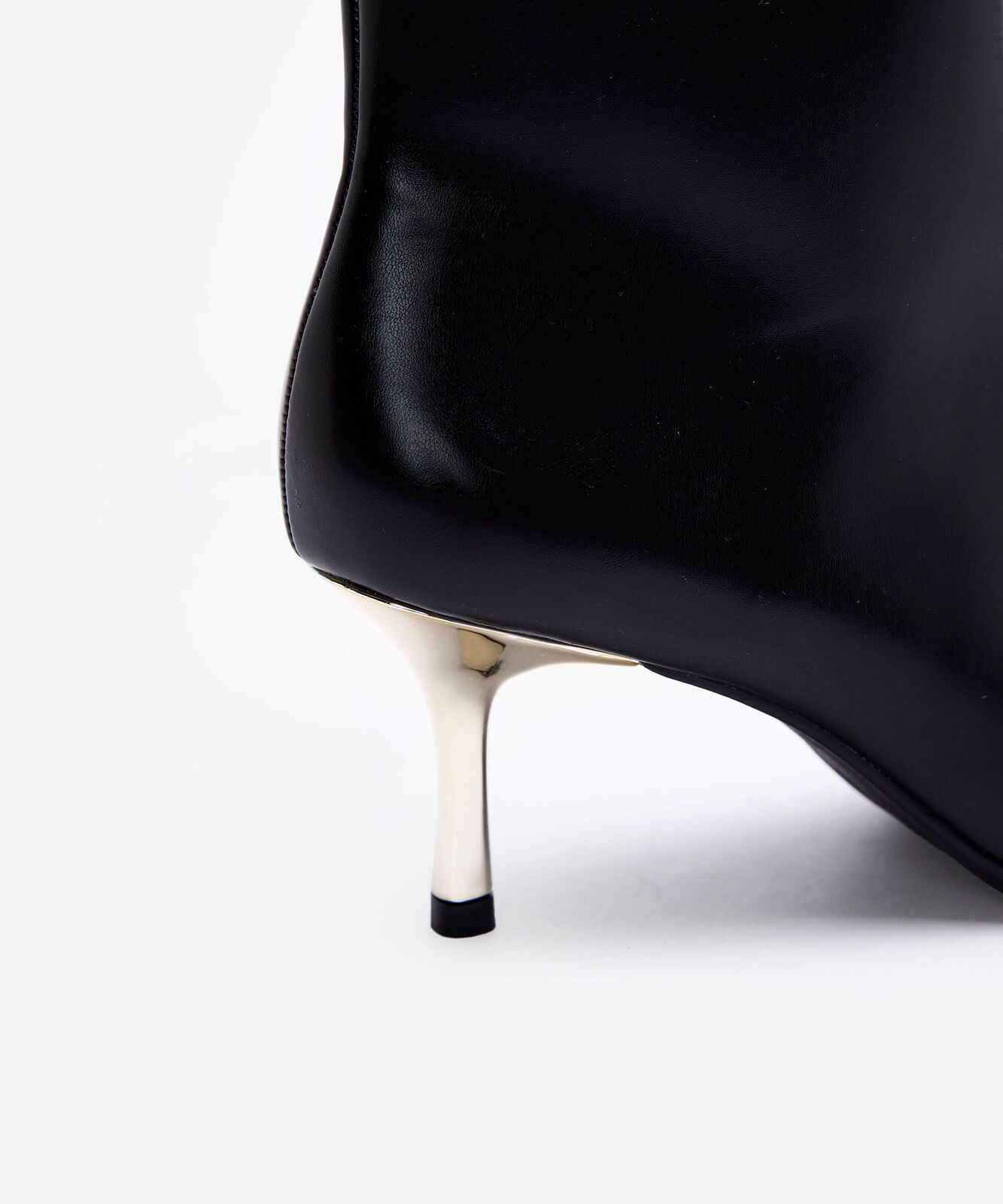 bota feminina cano curto e salto fino preta