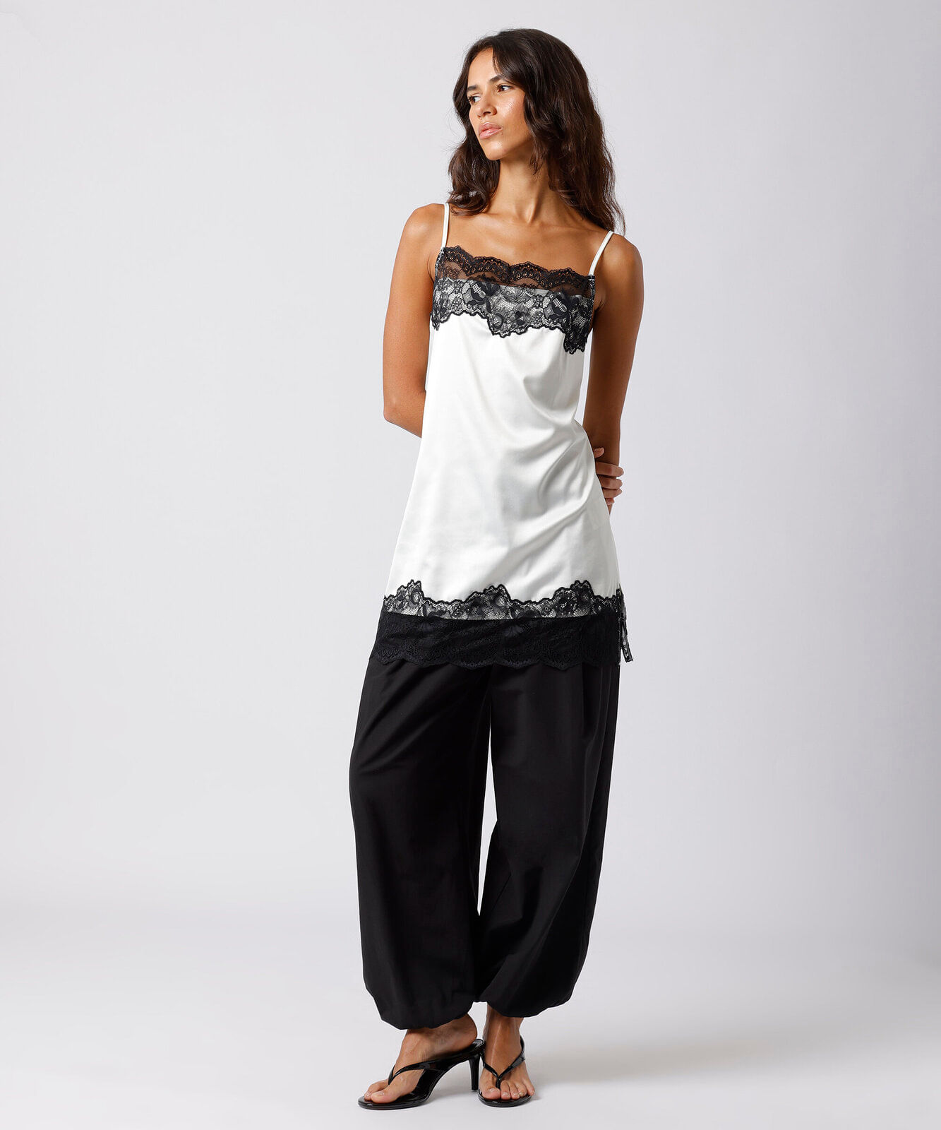 camisola feminina alça fina com renda acetinada mindset off white