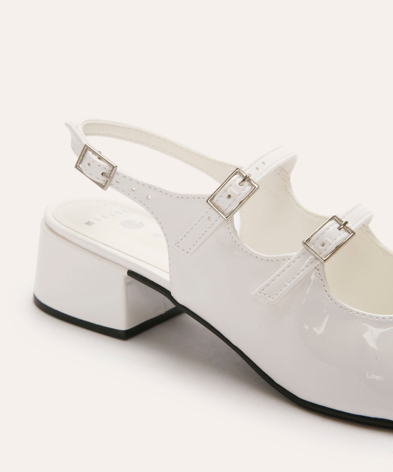 scarpin boneca com fivelas salto baixo mindset branco