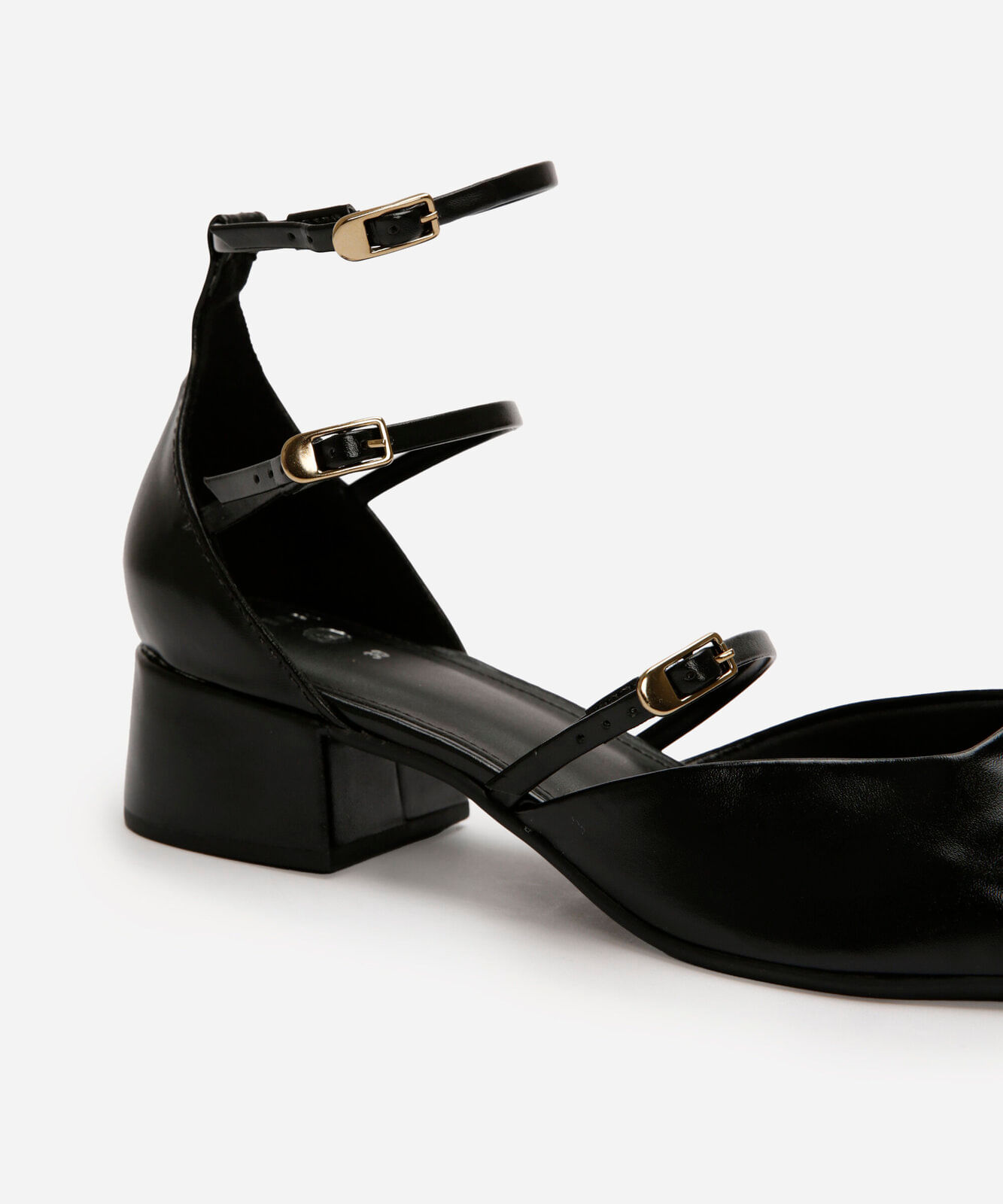 scarpin tiras finas salto baixo mindset preto