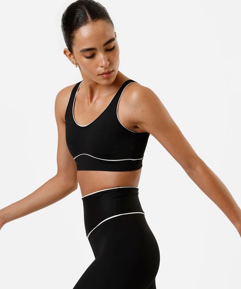 top feminino esportivo com nervuras preto