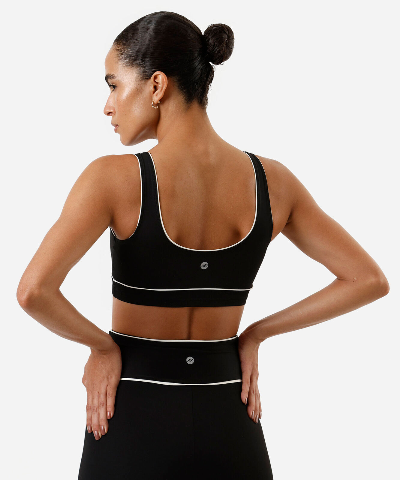 top feminino esportivo com nervuras preto