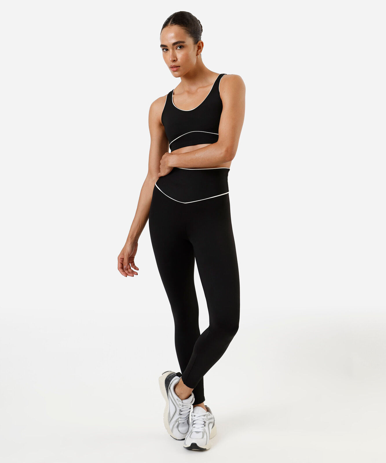 top feminino esportivo com nervuras preto
