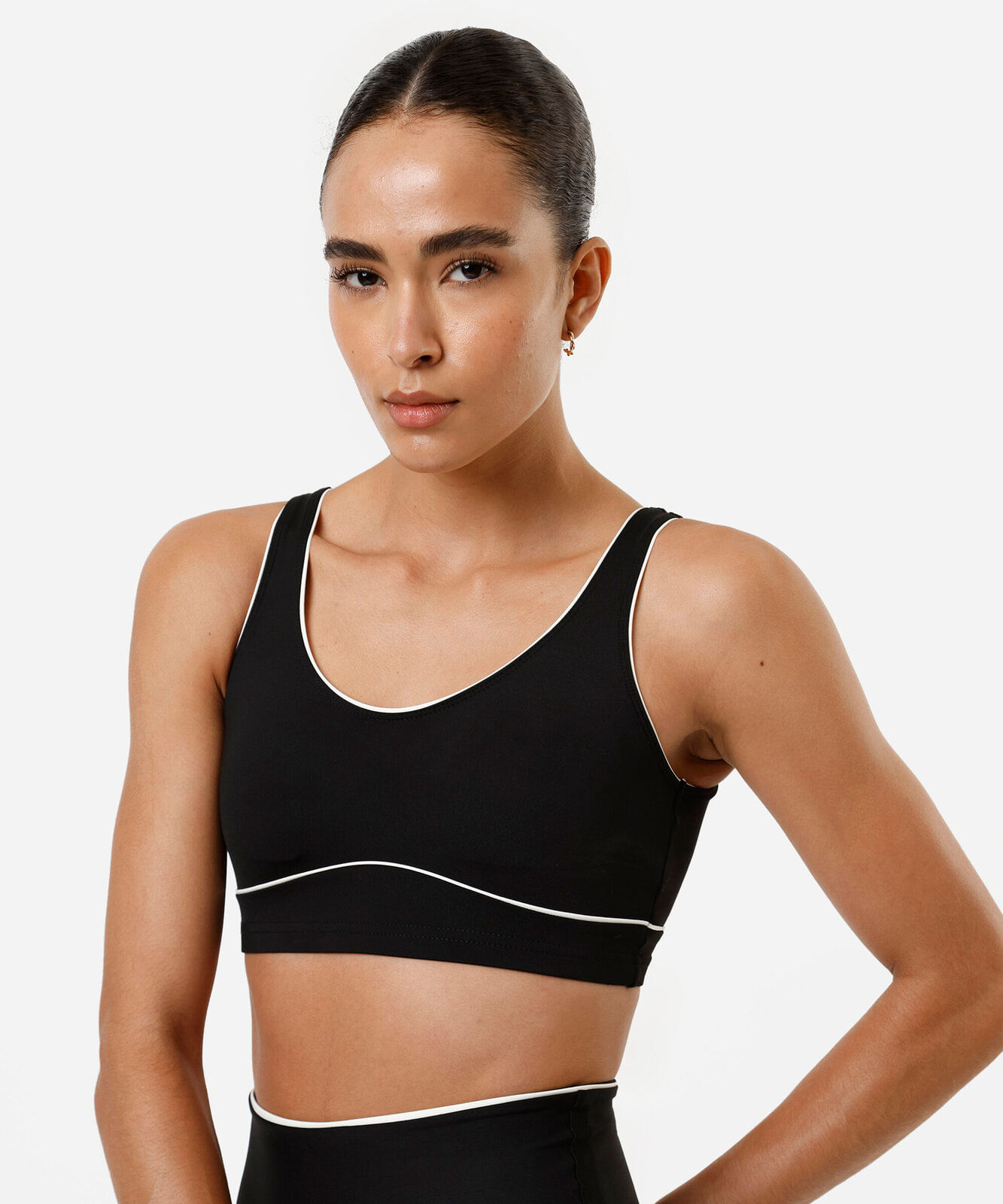 top feminino esportivo com nervuras preto