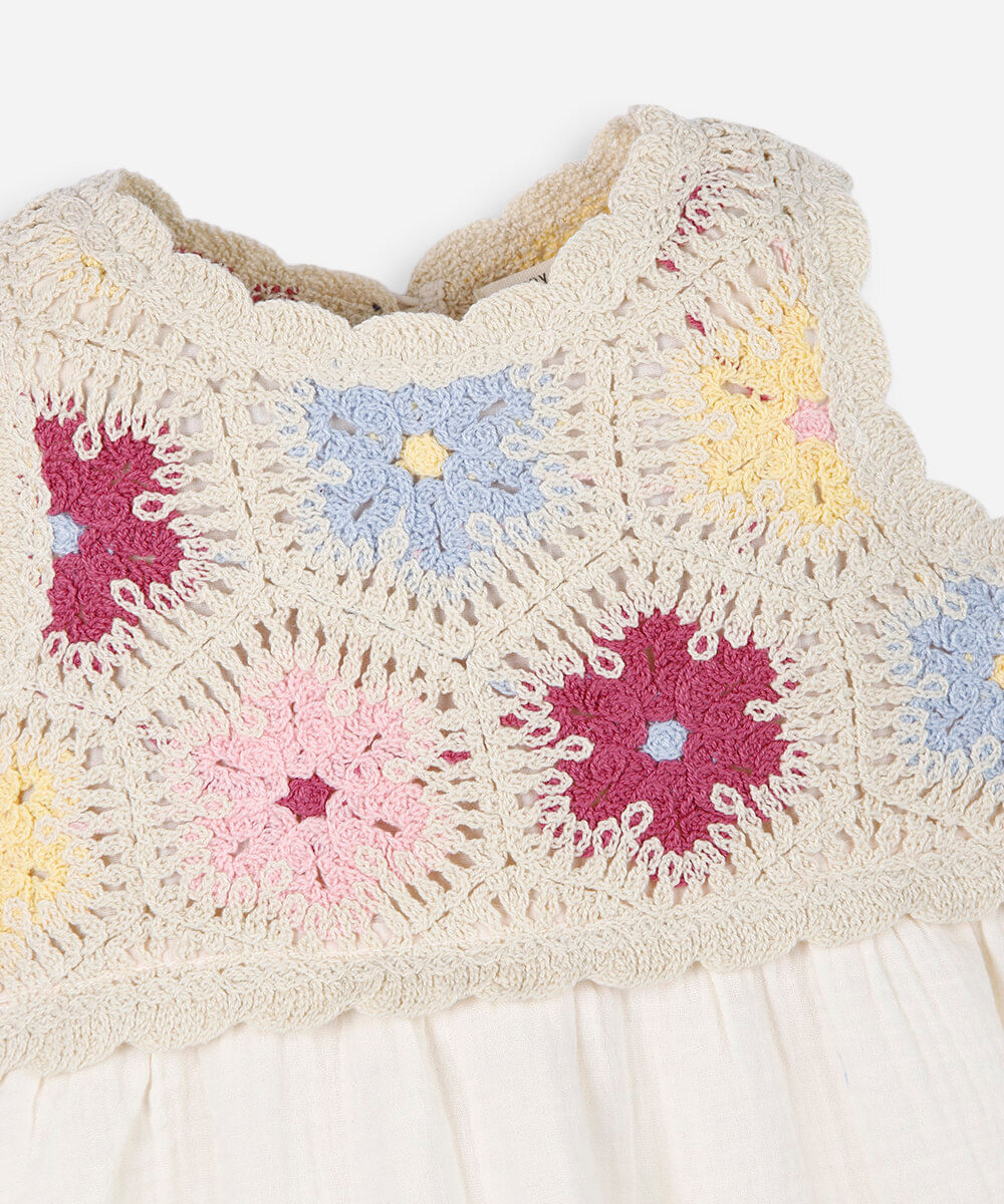 vestido infantil com algodão e crochê floral bege