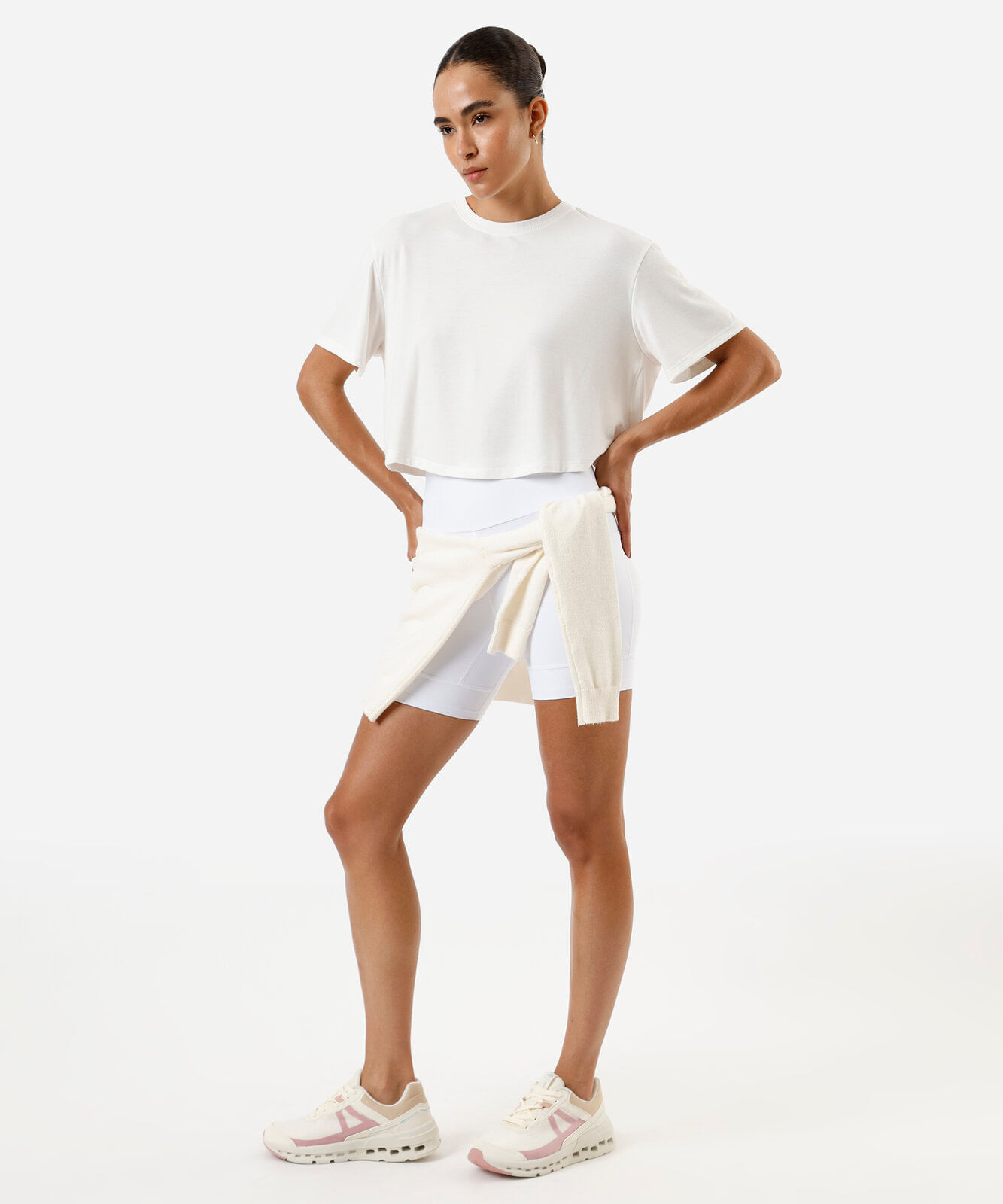 camiseta esportiva box fit feminina cropped  off white